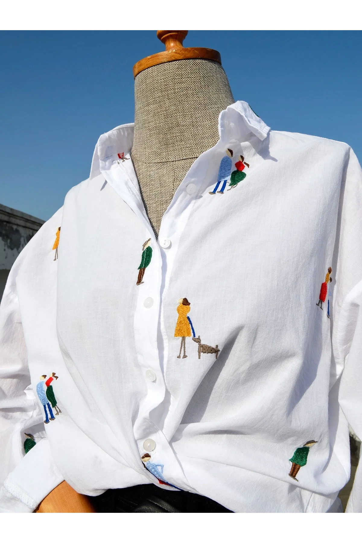 Kadın Beyaz Minyatür İnsan Figürlü Nakışlı Pamuk Keten Gömlek