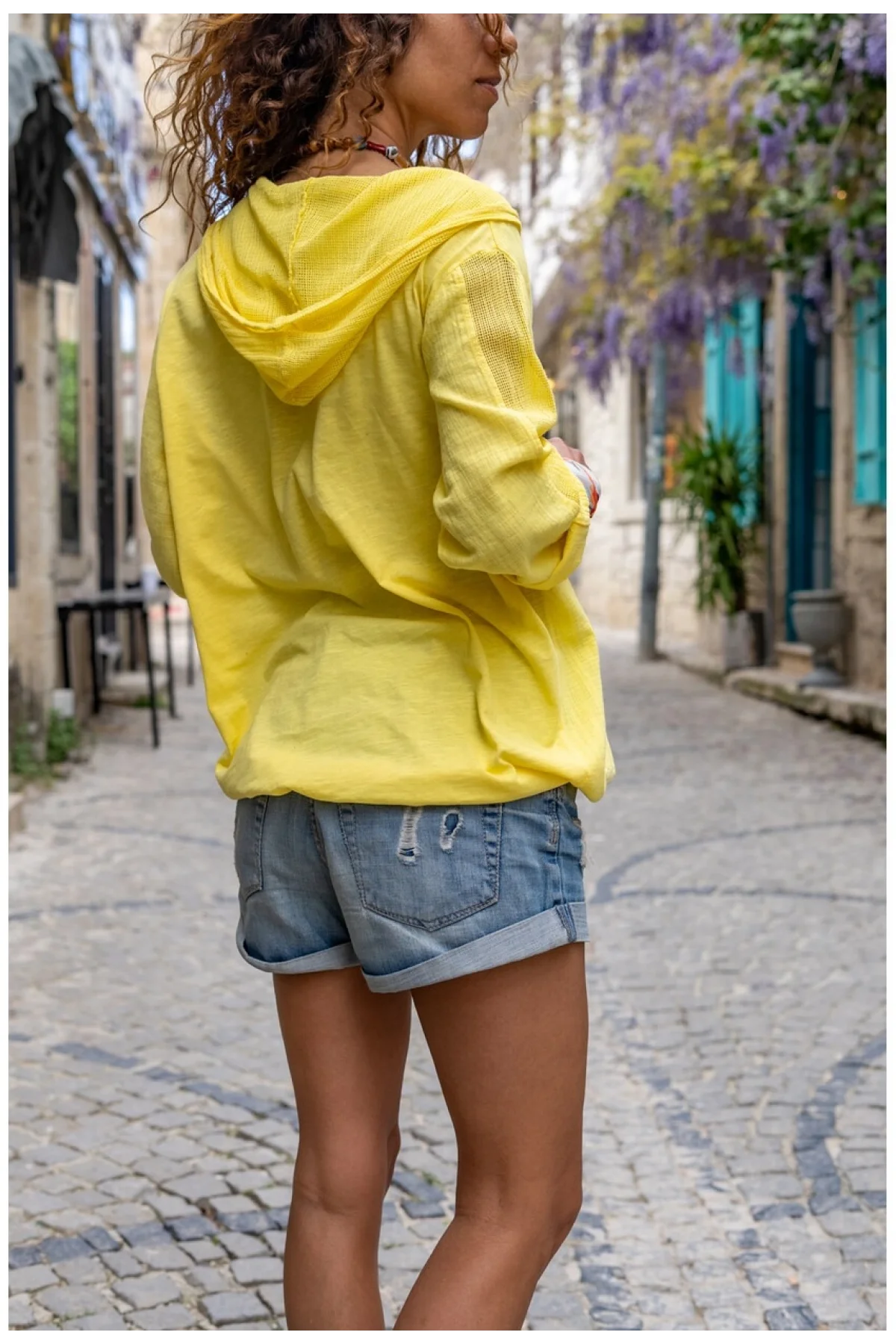 Kadın Sarı Kapüşonlu Yıldız İşlemeli Cepli Büzgülü Pamuk Keten Gömlek Ceket