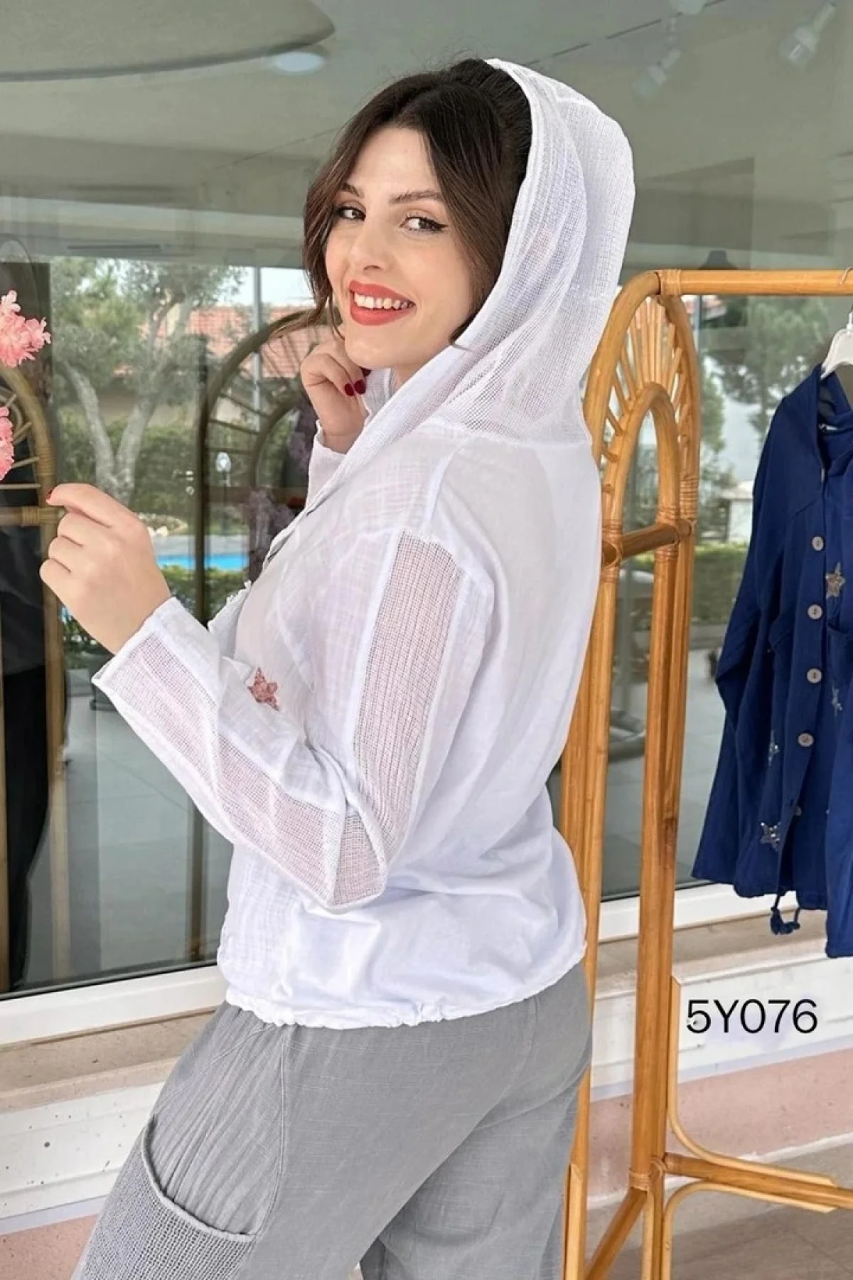 Kadın Beyaz Kapüşonlu Yıldız İşlemeli Cepli Büzgülü Pamuk Keten Gömlek Ceket