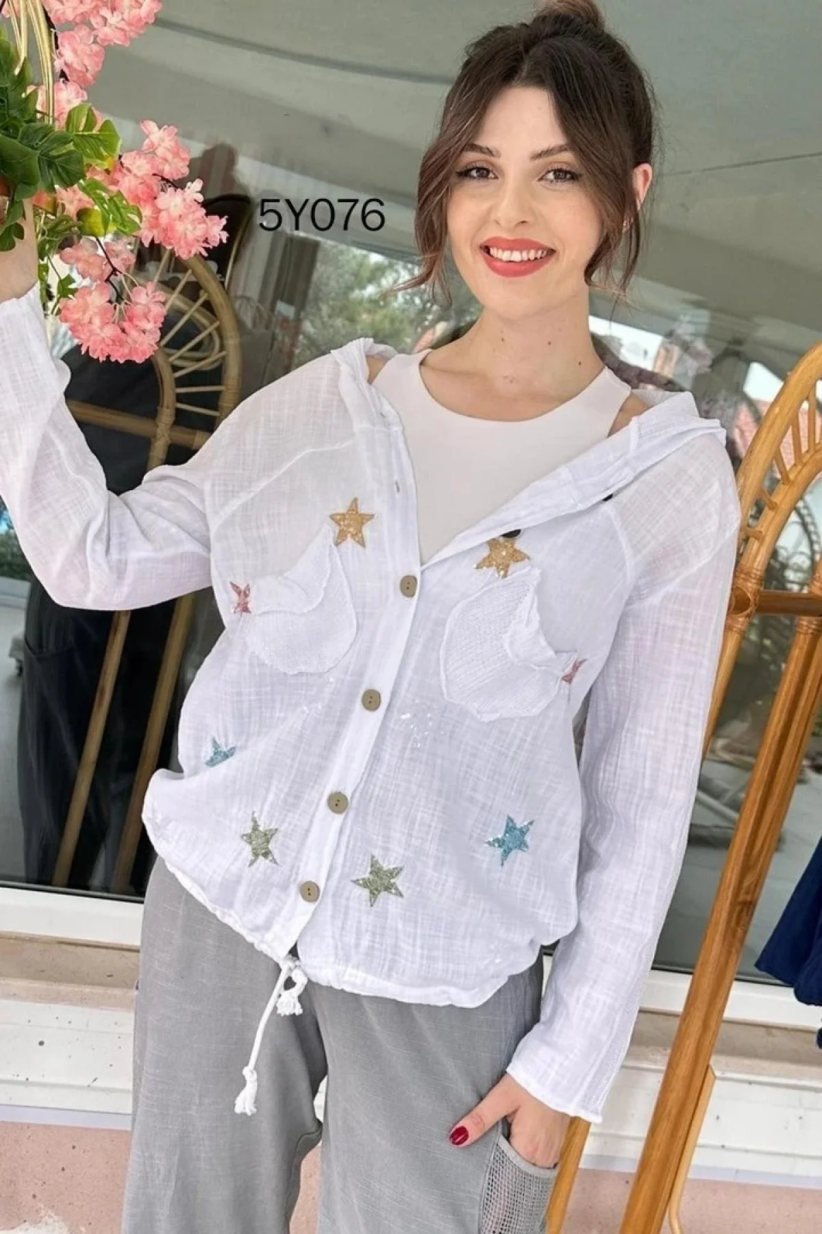 Kadın Beyaz Kapüşonlu Yıldız İşlemeli Cepli Büzgülü Pamuk Keten Gömlek Ceket