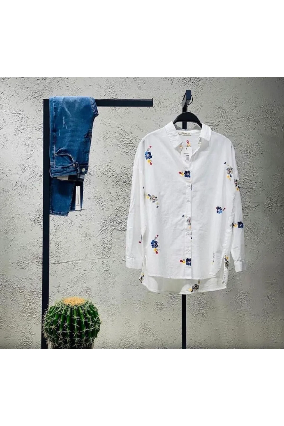 Kadın Beyaz Renkli Çiçek Nakışlı Oversize Pamuk Keten Gömlek