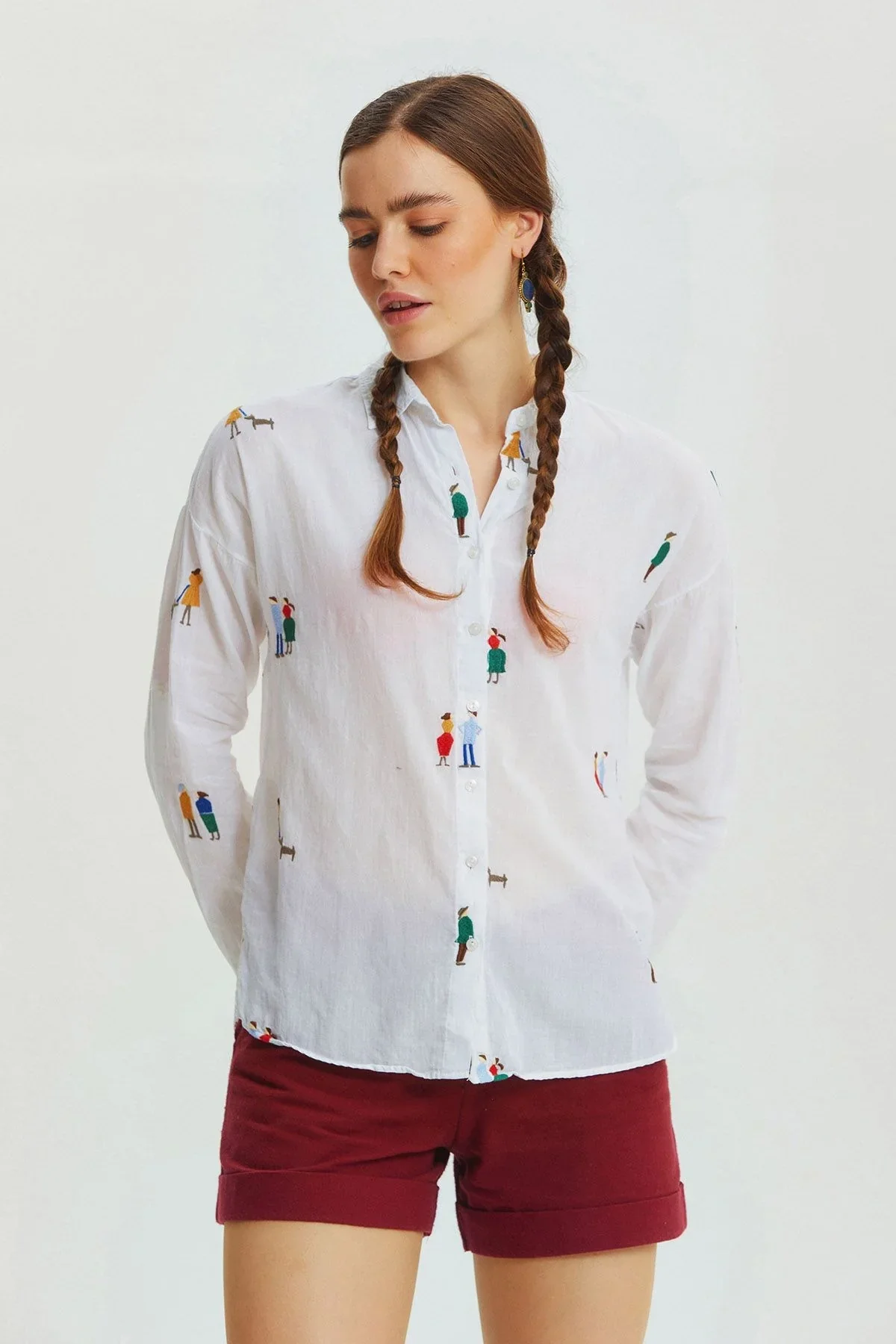 Kadın Beyaz Minyatür İnsan Figürlü Nakışlı Pamuk Keten Gömlek