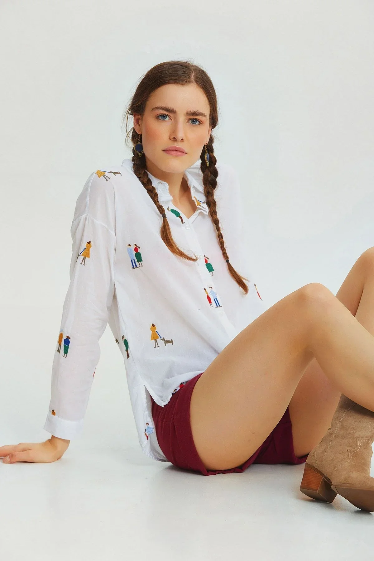 Kadın Beyaz Minyatür İnsan Figürlü Nakışlı Pamuk Keten Gömlek