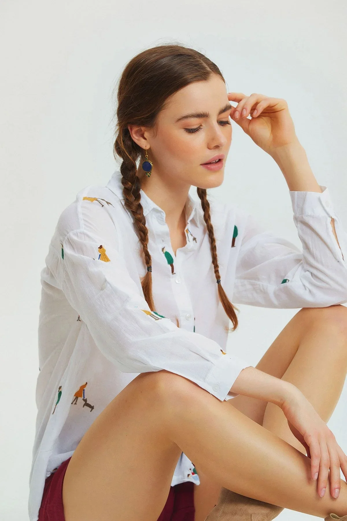 Kadın Beyaz Minyatür İnsan Figürlü Nakışlı Pamuk Keten Gömlek