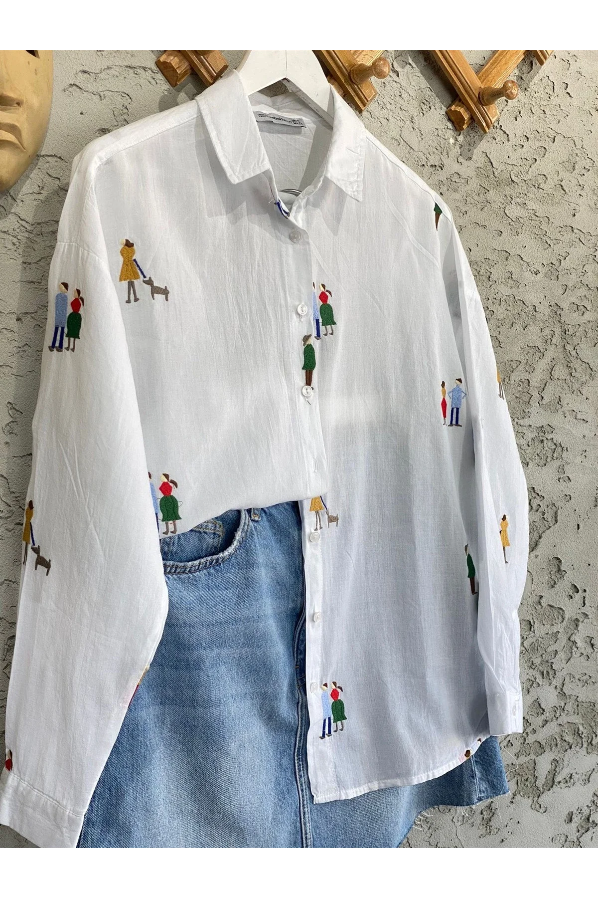 Kadın Beyaz Minyatür İnsan Figürlü Nakışlı Pamuk Keten Gömlek