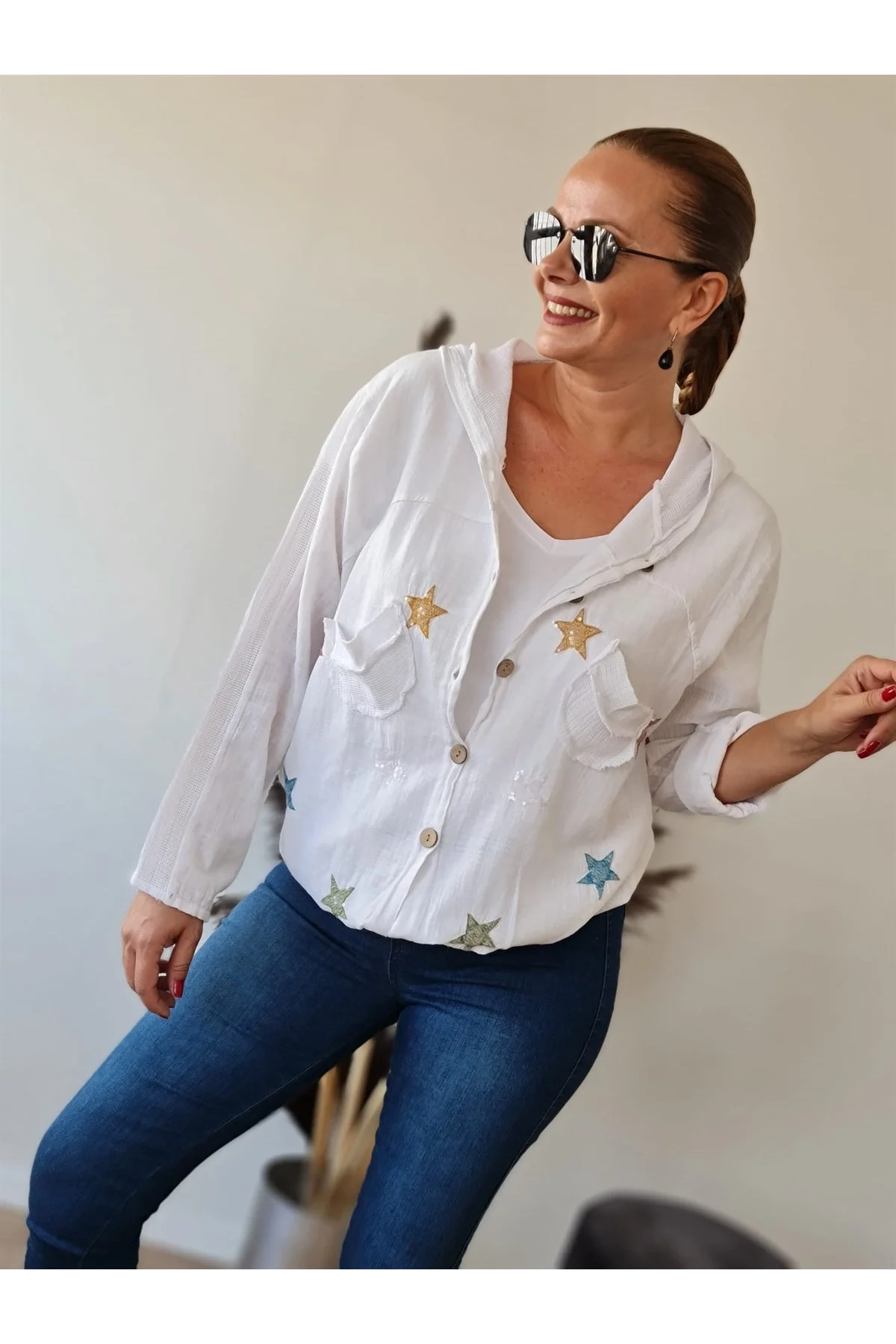 Kadın Beyaz Kapüşonlu Yıldız İşlemeli Cepli Büzgülü Pamuk Keten Gömlek Ceket