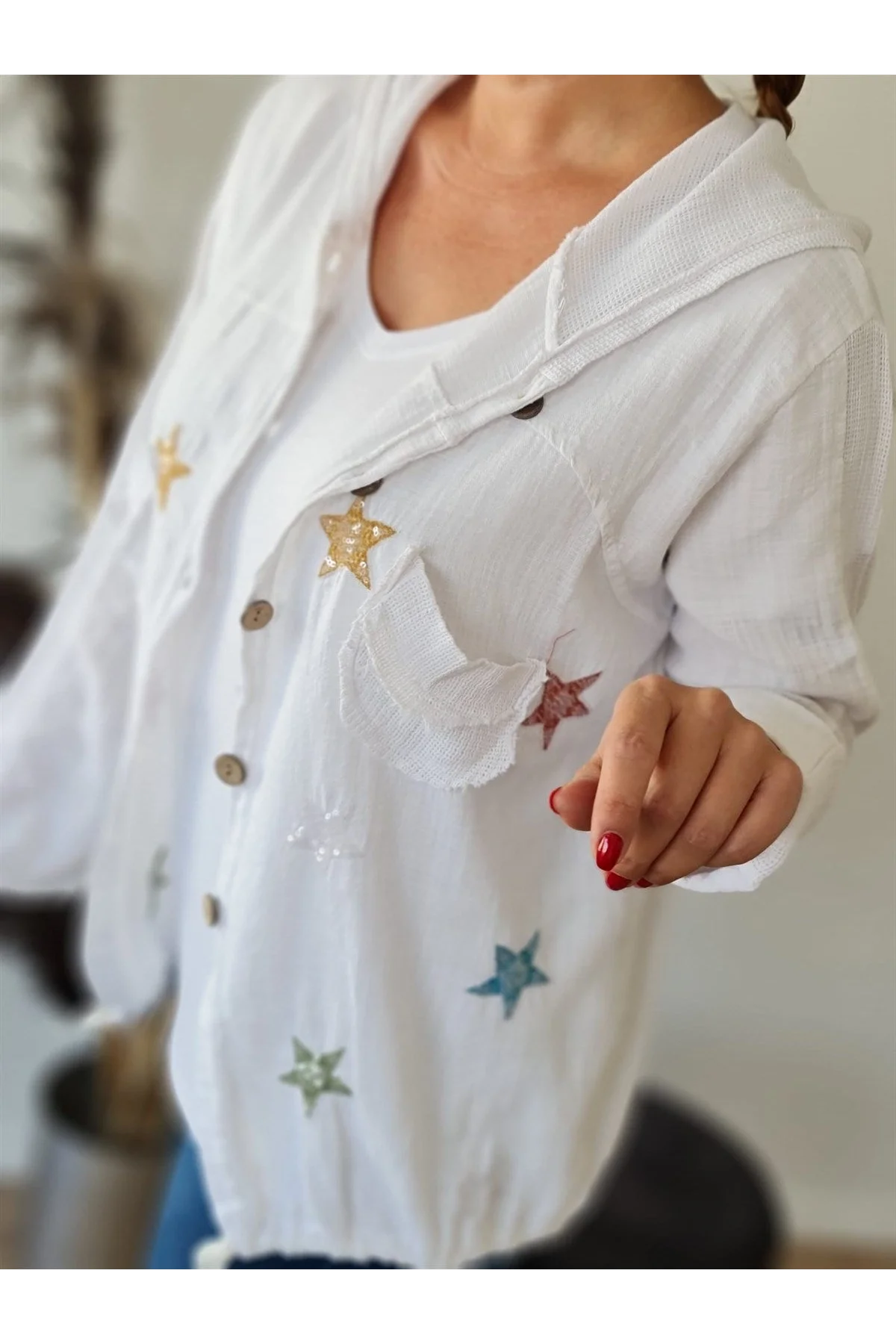 Kadın Beyaz Kapüşonlu Yıldız İşlemeli Cepli Büzgülü Pamuk Keten Gömlek Ceket