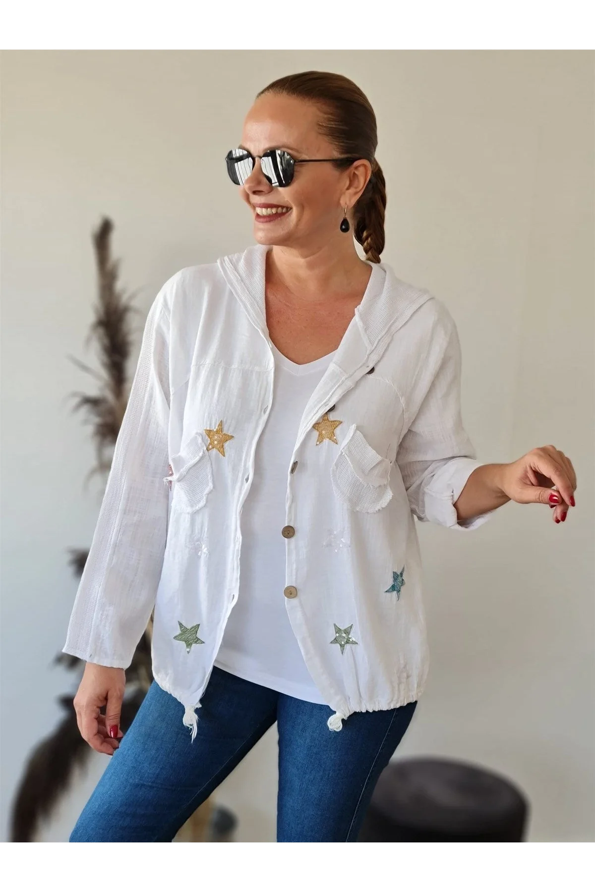 Kadın Beyaz Kapüşonlu Yıldız İşlemeli Cepli Büzgülü Pamuk Keten Gömlek Ceket