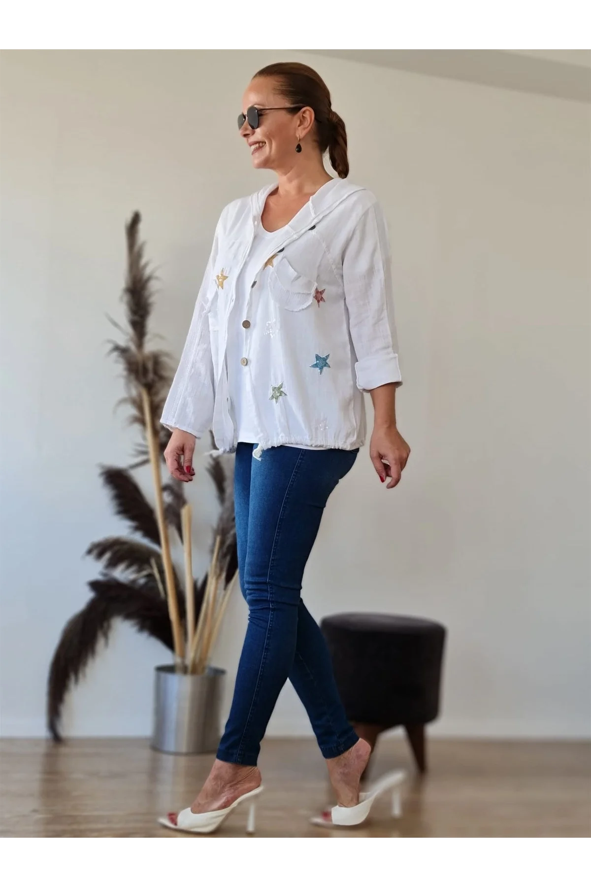 Kadın Beyaz Kapüşonlu Yıldız İşlemeli Cepli Büzgülü Pamuk Keten Gömlek Ceket