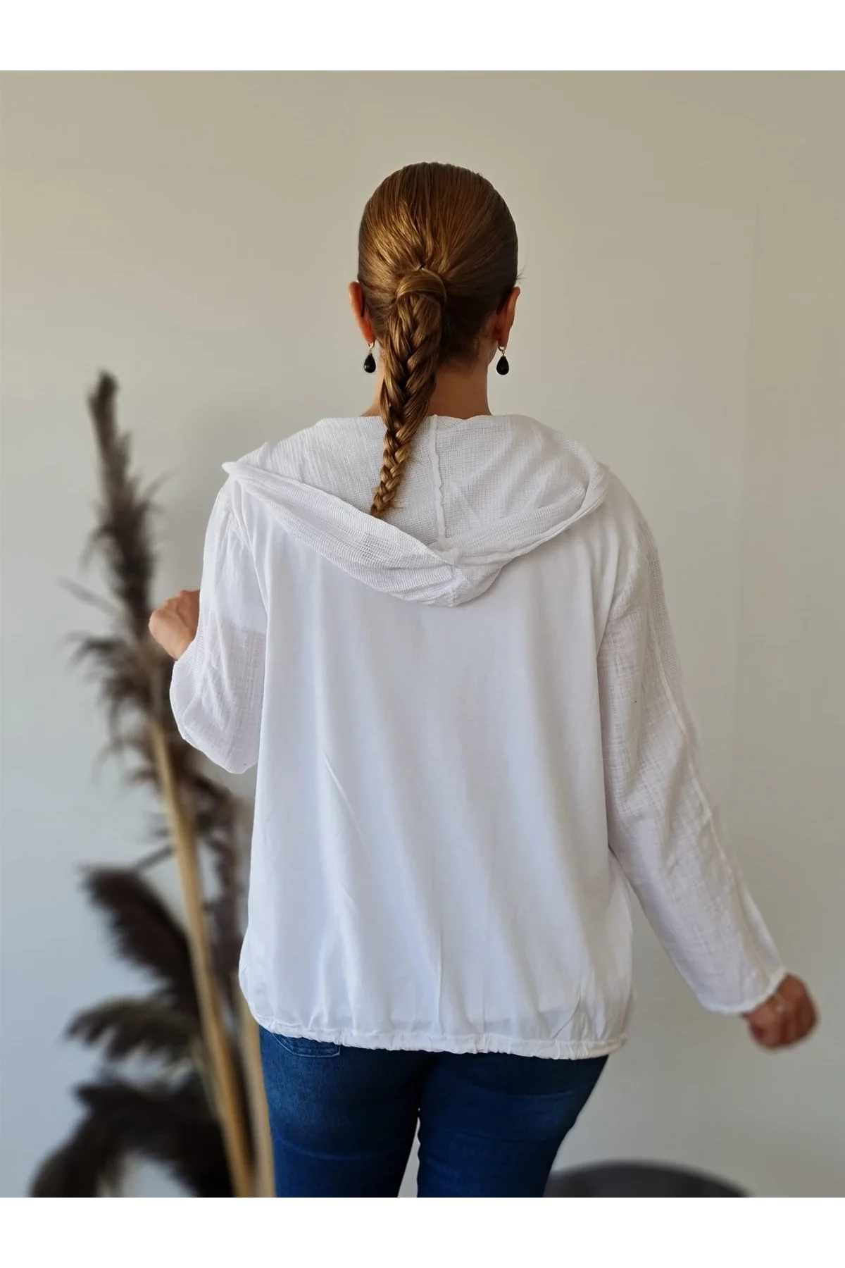 Kadın Beyaz Kapüşonlu Yıldız İşlemeli Cepli Büzgülü Pamuk Keten Gömlek Ceket