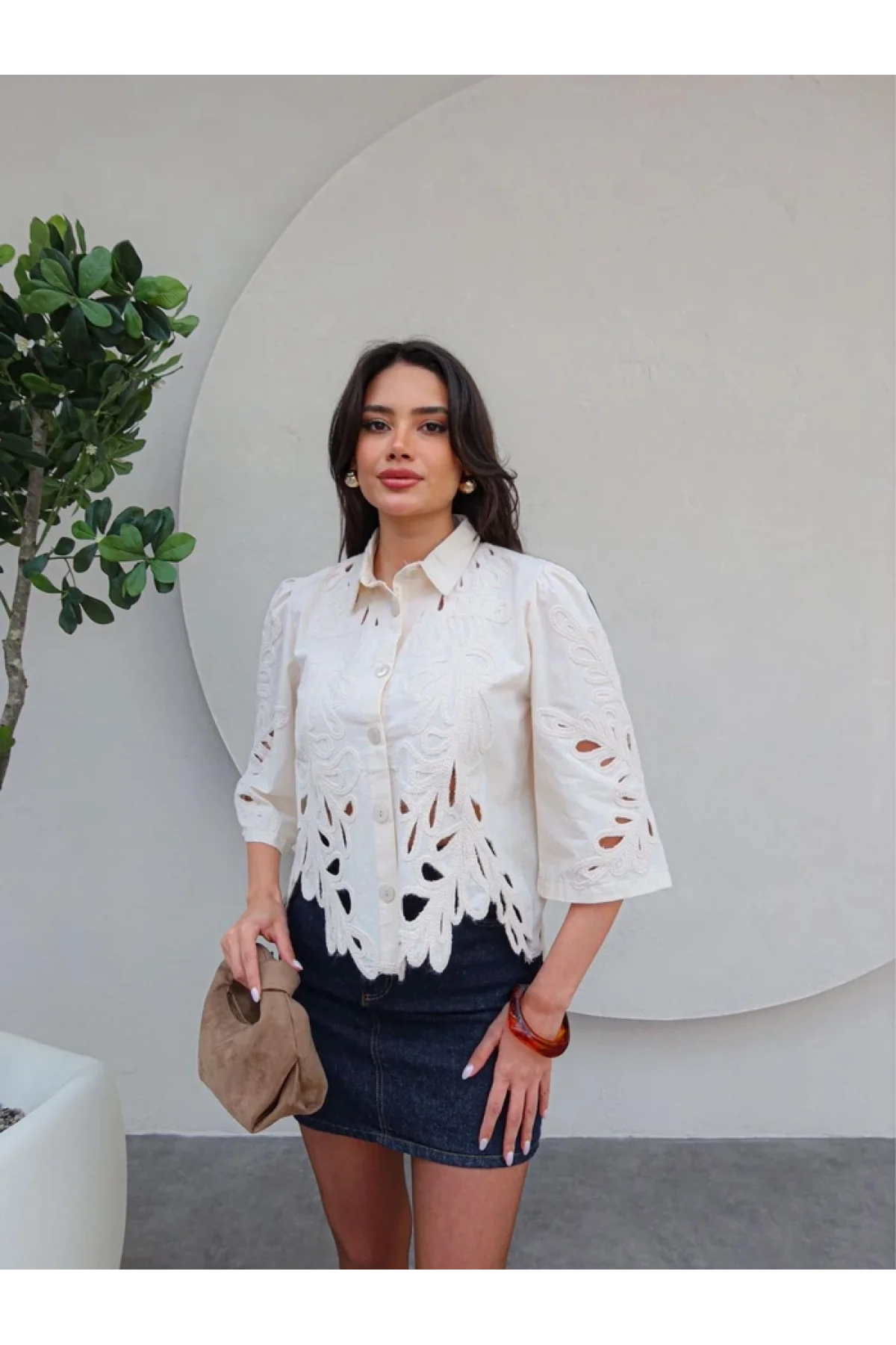 Kadın Bej Yaprak Desenli Lazer Kesim Nakışlı Fistolu Pamuk Keten Gömlek