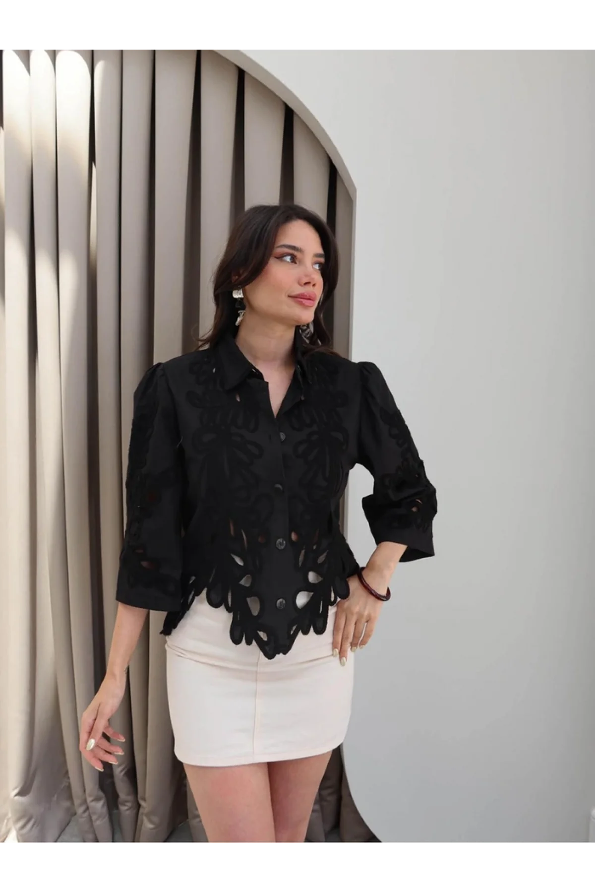 Kadın Siyah Yaprak Desenli Lazer Kesim Nakışlı Fistolu Pamuk Keten Gömlek