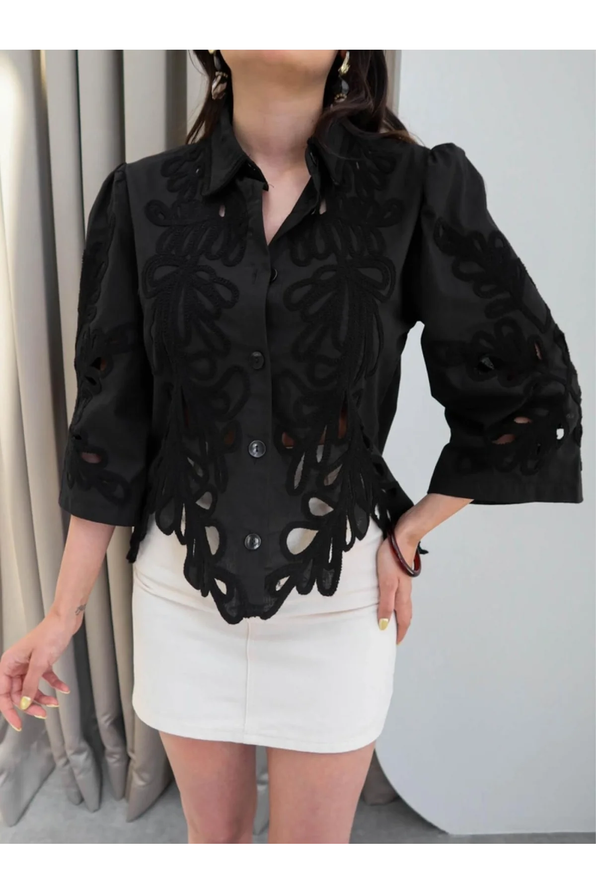 Kadın Siyah Yaprak Desenli Lazer Kesim Nakışlı Fistolu Pamuk Keten Gömlek