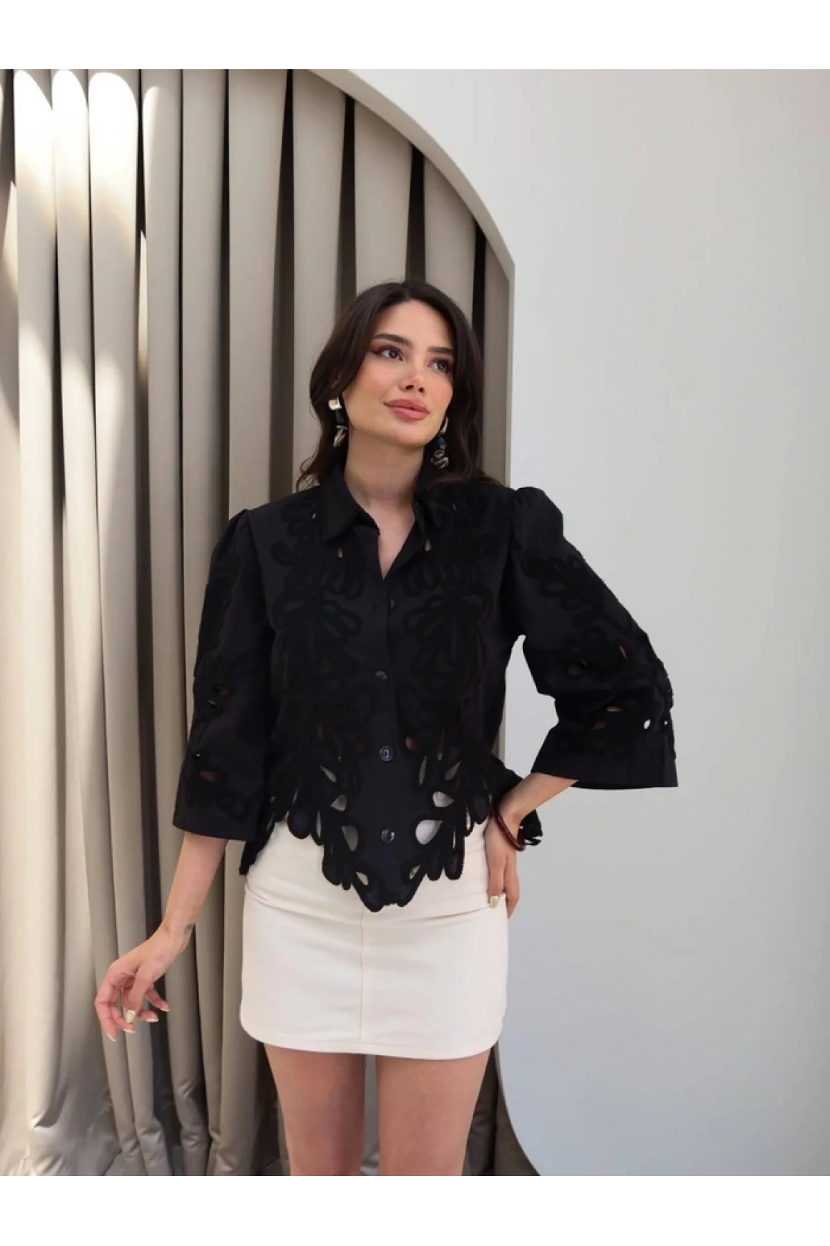 Kadın Siyah Yaprak Desenli Lazer Kesim Nakışlı Fistolu Pamuk Keten Gömlek