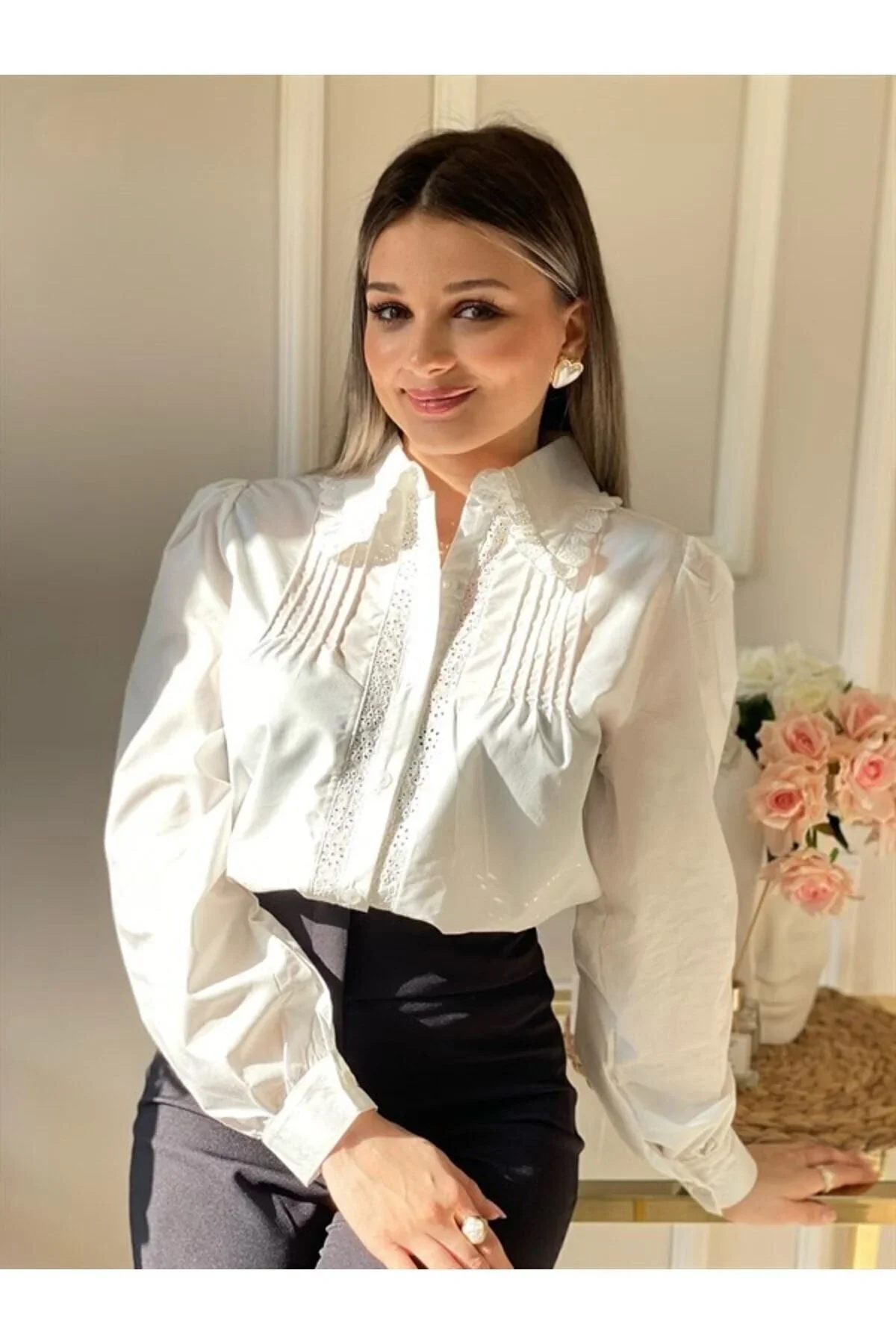 Kadın Beyaz Yaka ve Önü Fisto İşlemeli Pamuk Keten Gömlek