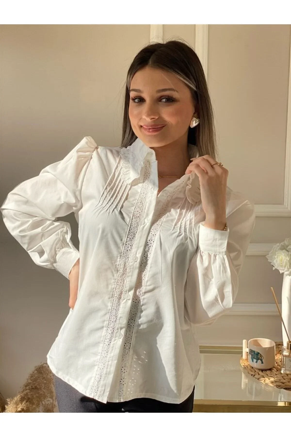 Kadın Beyaz Yaka ve Önü Fisto İşlemeli Pamuk Keten Gömlek