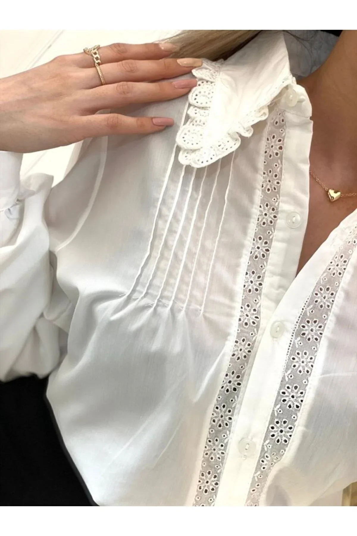 Kadın Beyaz Yaka ve Önü Fisto İşlemeli Pamuk Keten Gömlek