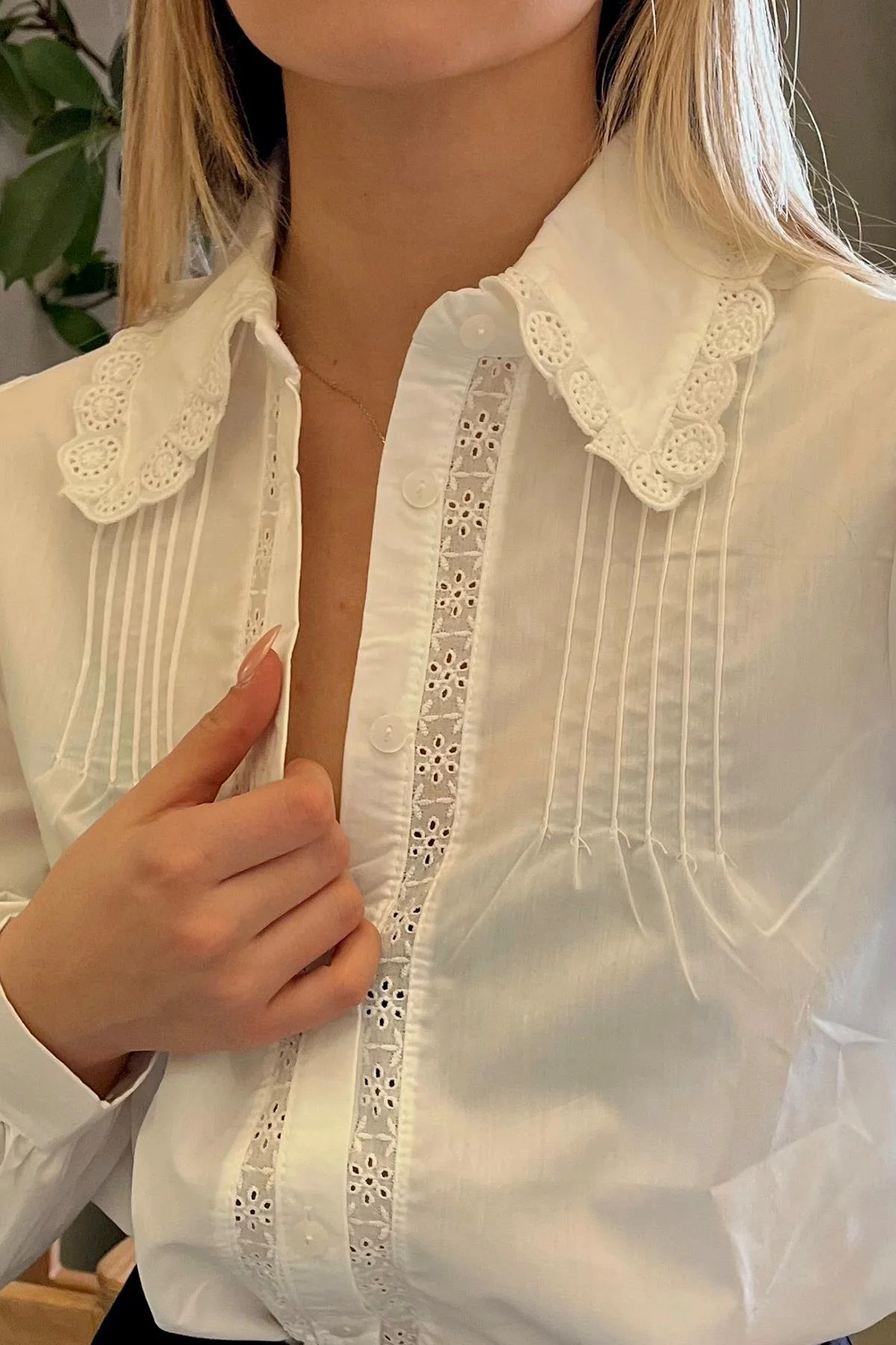Kadın Beyaz Yaka ve Önü Fisto İşlemeli Pamuk Keten Gömlek