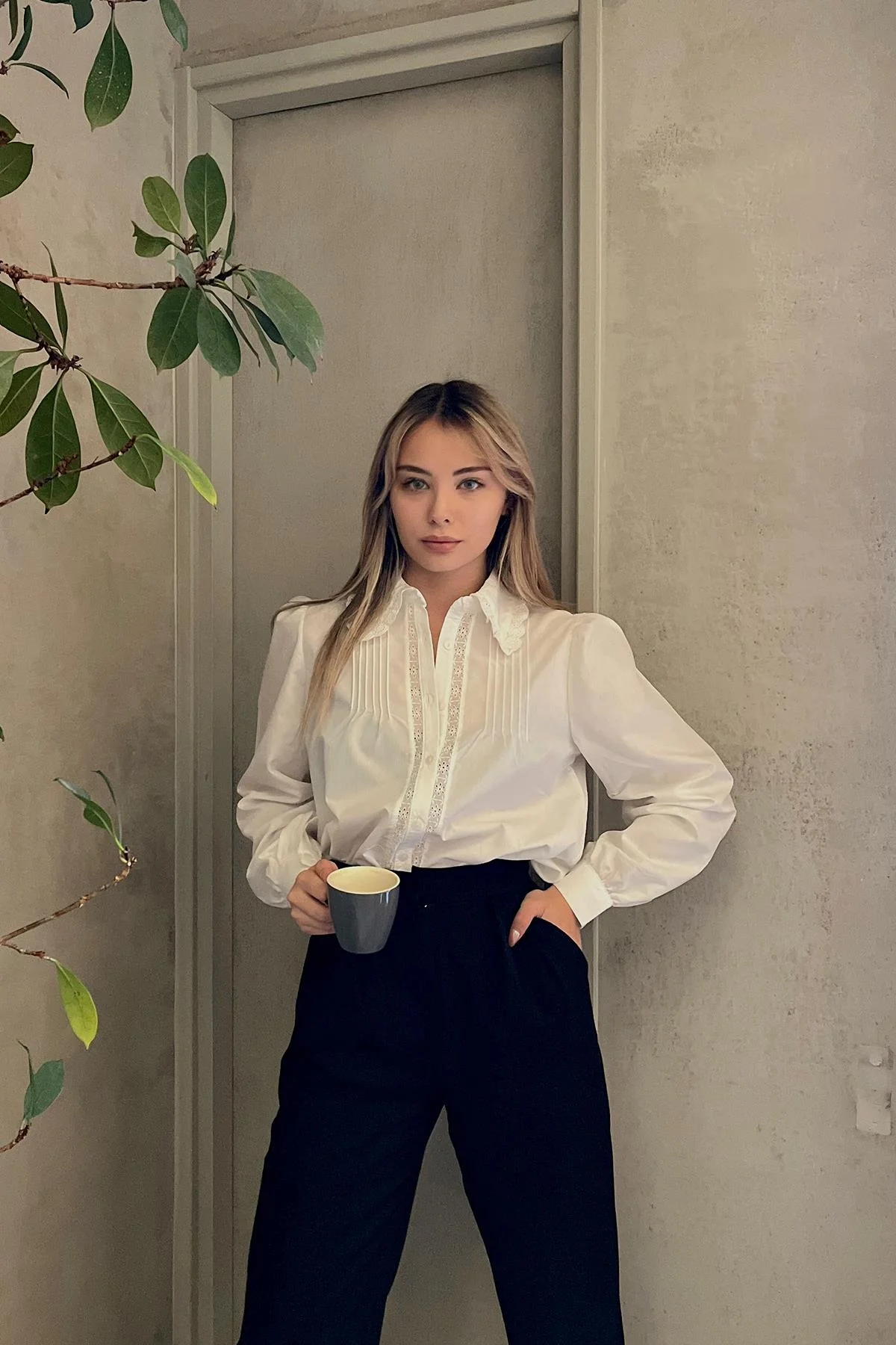 Kadın Beyaz Yaka ve Önü Fisto İşlemeli Pamuk Keten Gömlek