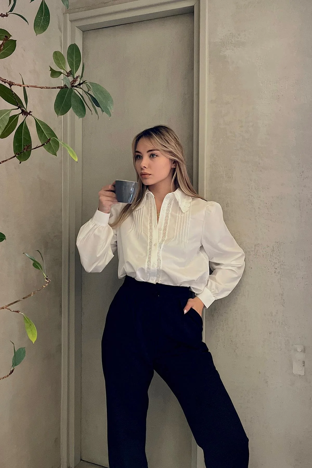 Kadın Beyaz Yaka ve Önü Fisto İşlemeli Pamuk Keten Gömlek