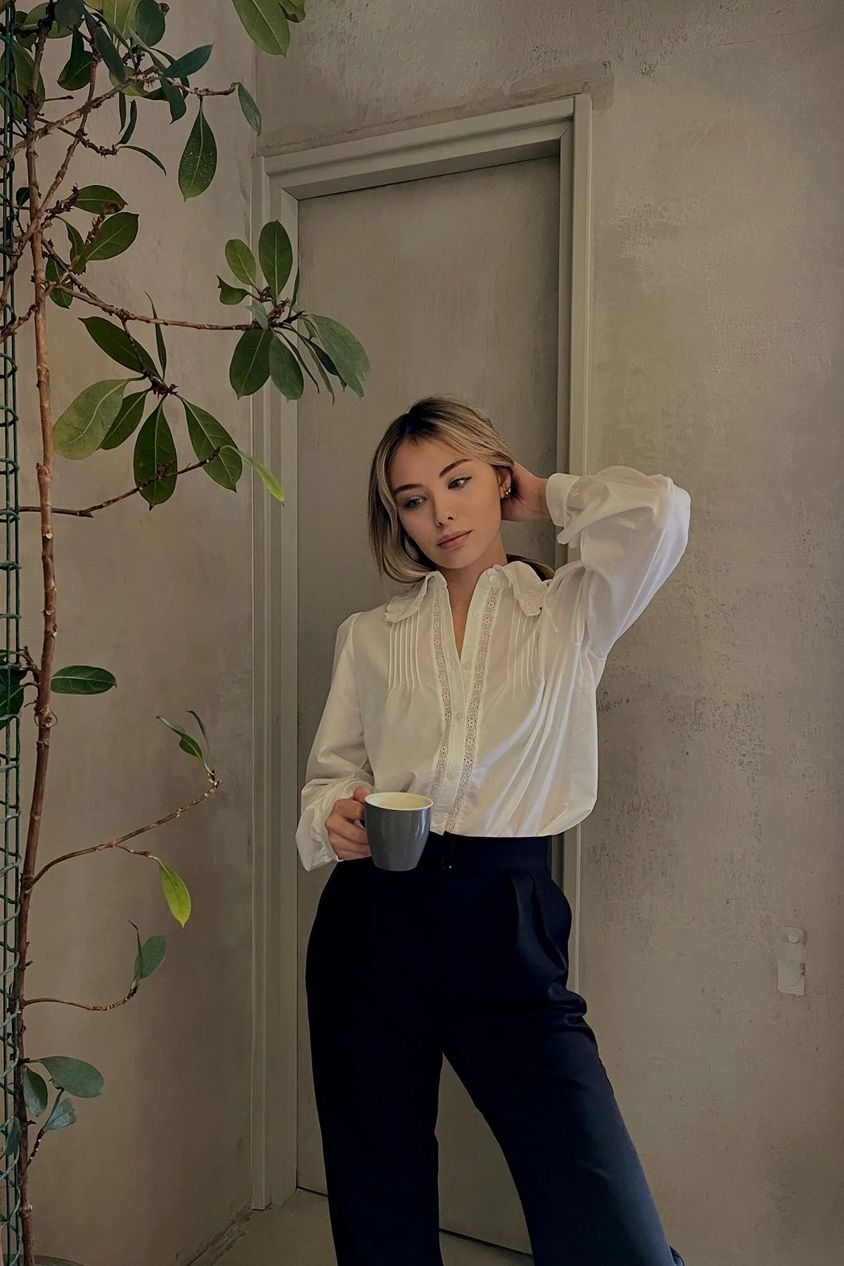 Kadın Beyaz Yaka ve Önü Fisto İşlemeli Pamuk Keten Gömlek