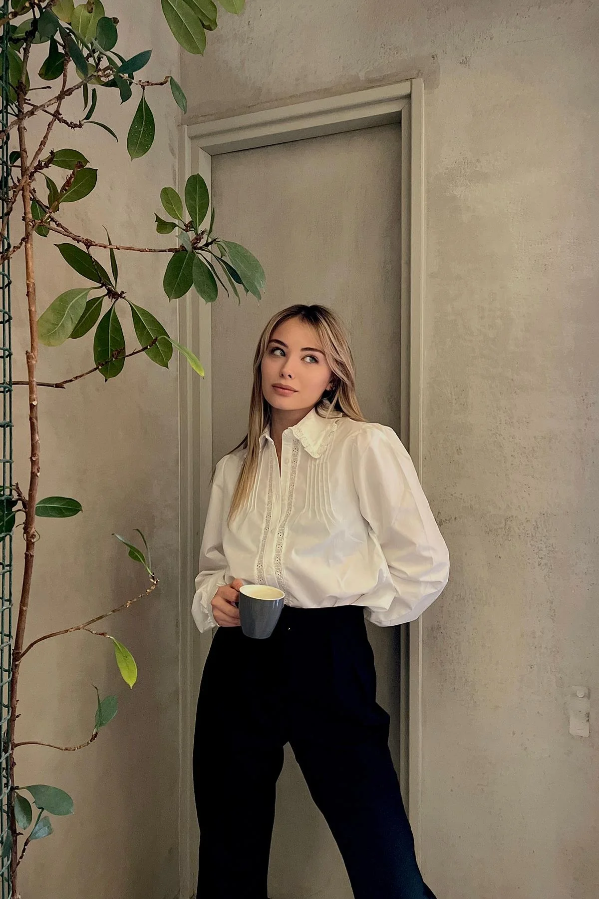 Kadın Beyaz Yaka ve Önü Fisto İşlemeli Pamuk Keten Gömlek