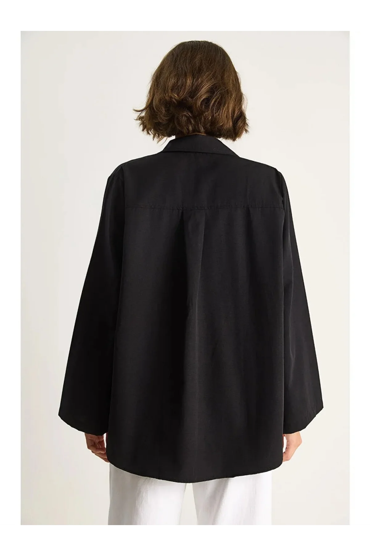 Kadın Siyah Oversize Geniş Kollu Tek Cepli Uzun Keten Gömlek