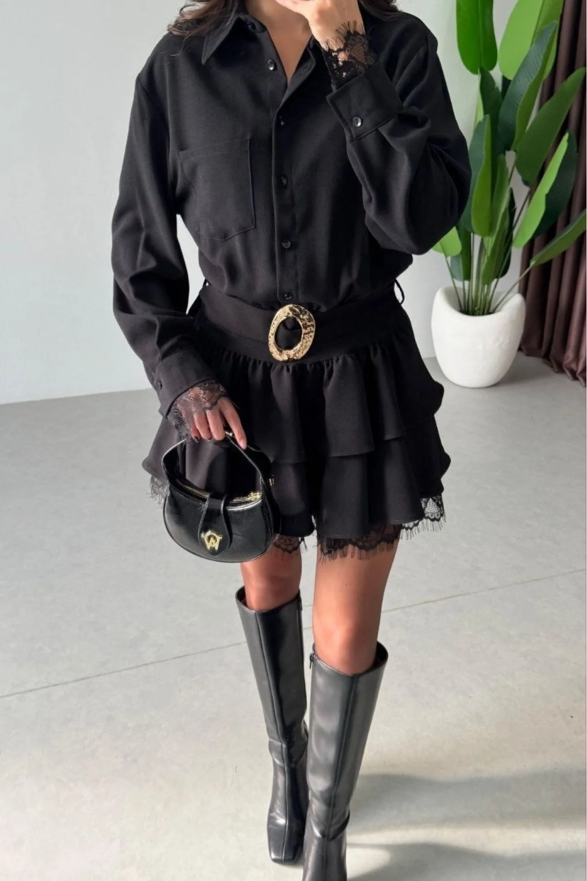 Kadın Siyah Dantel Detaylı Katlı Volanlı Kemerli Gömlek Yaka Kısa Elbise