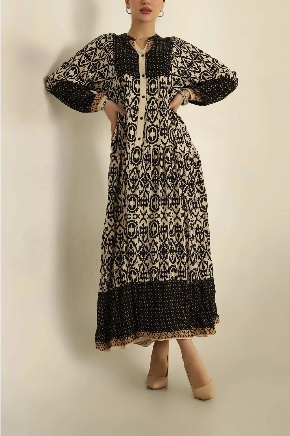 Kadın Siyah Bej Etnik Desenli Yarım Düğmeli Volanlı Uzun Viskon Elbise