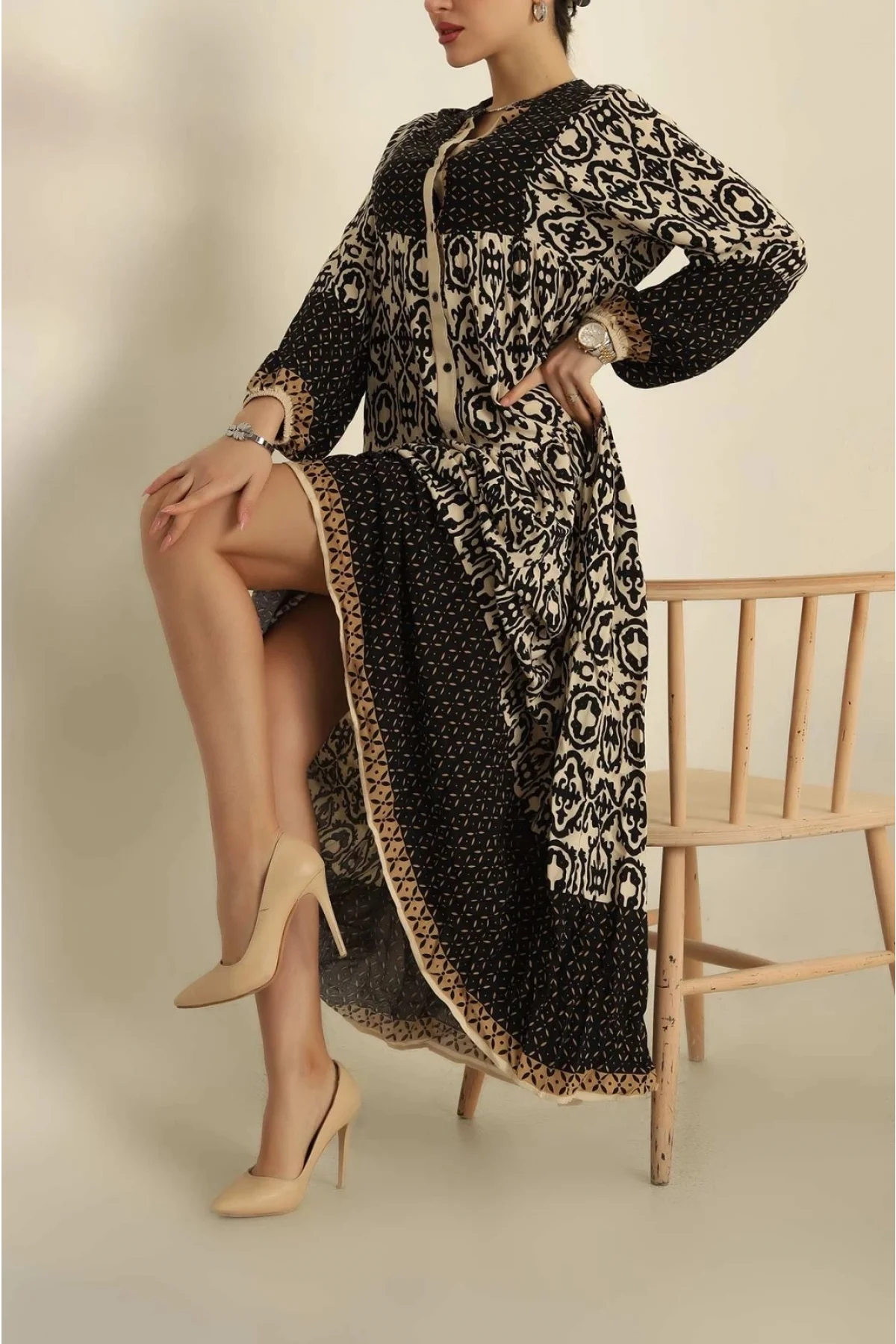 Kadın Siyah Bej Etnik Desenli Yarım Düğmeli Volanlı Uzun Viskon Elbise