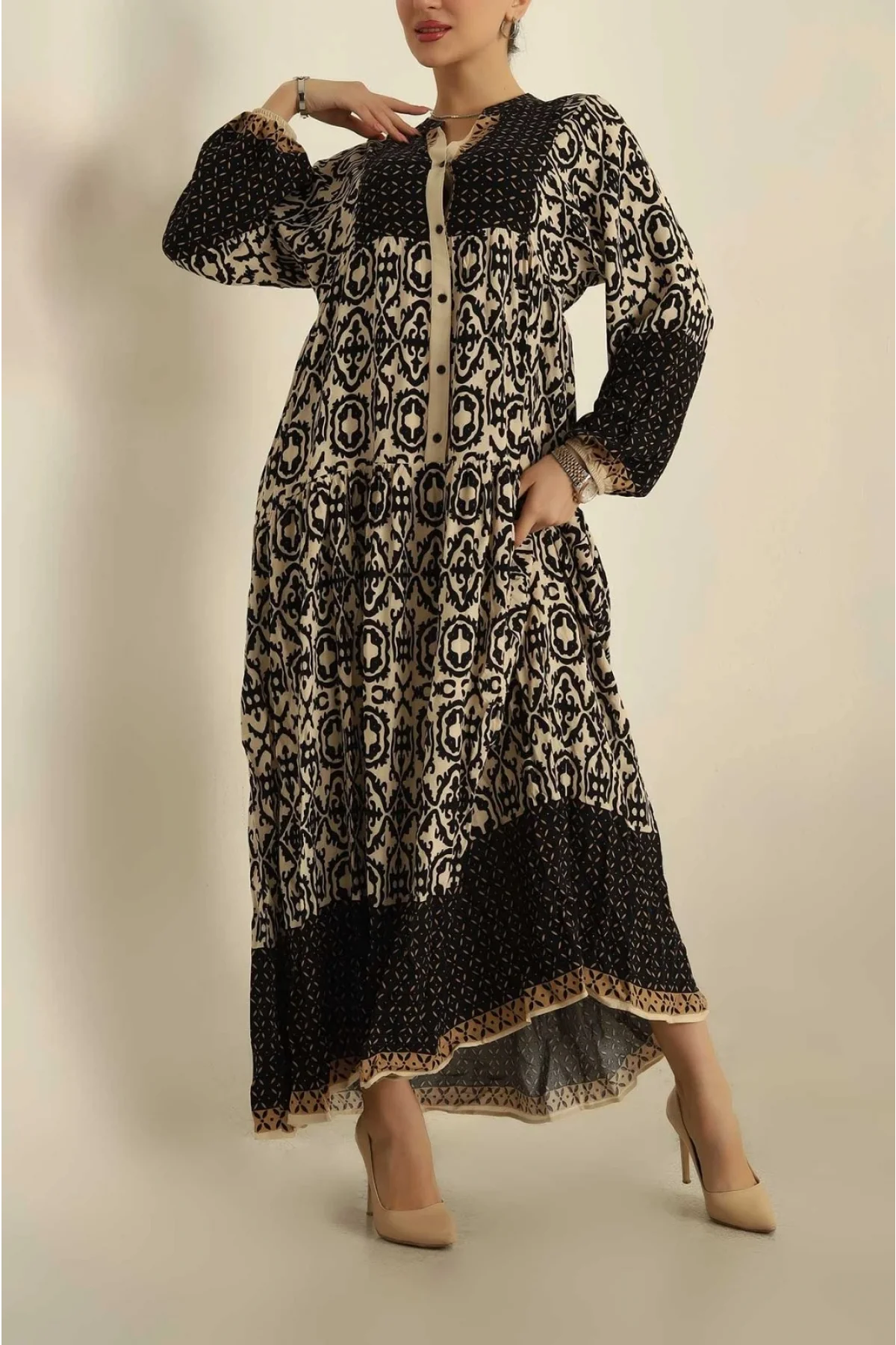 Kadın Siyah Bej Etnik Desenli Yarım Düğmeli Volanlı Uzun Viskon Elbise