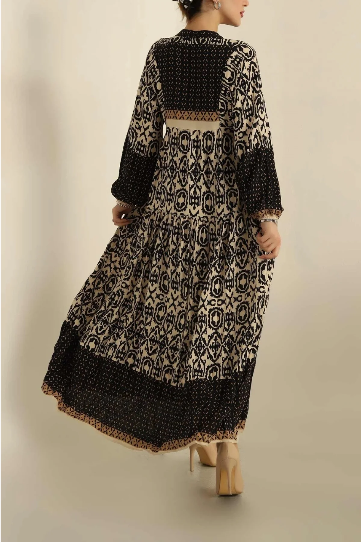 Kadın Siyah Bej Etnik Desenli Yarım Düğmeli Volanlı Uzun Viskon Elbise
