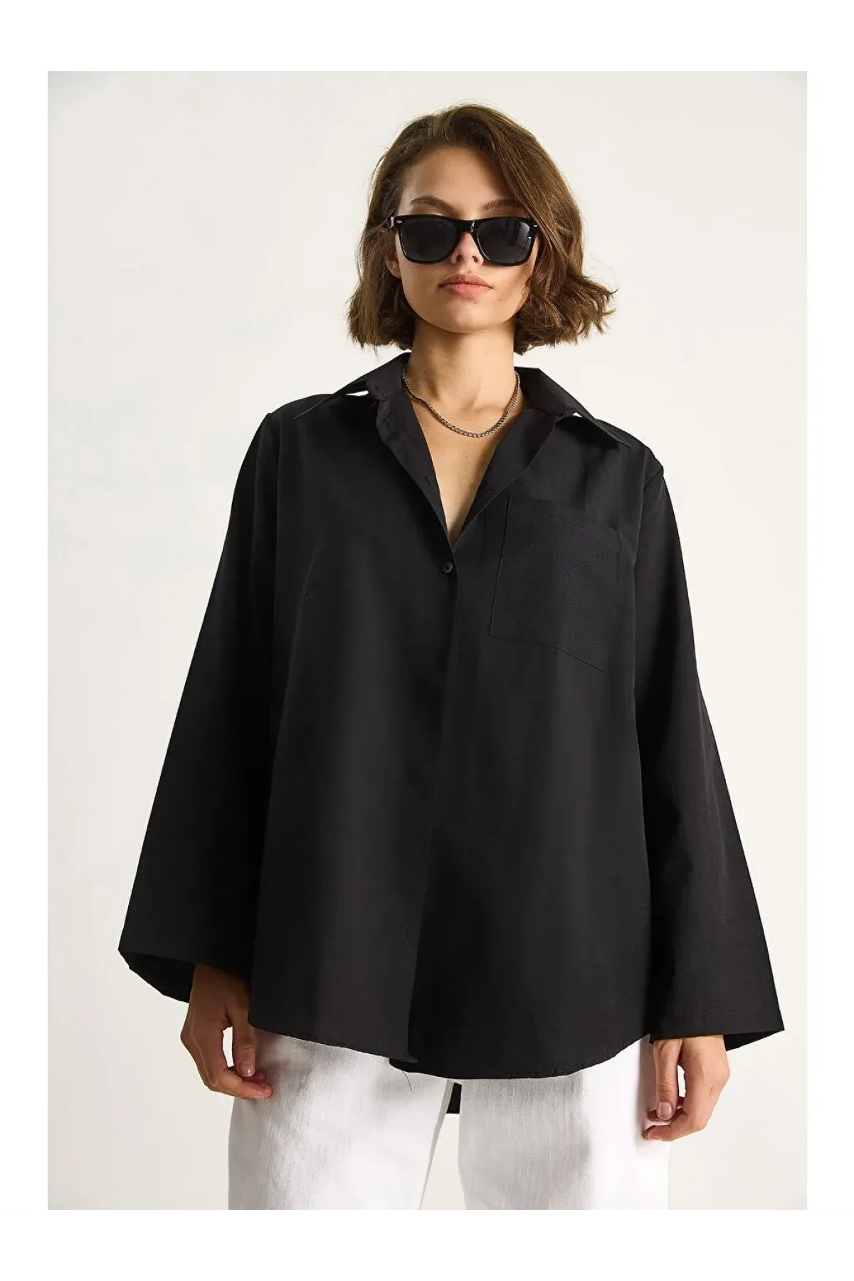 Kadın Siyah Oversize Geniş Kollu Tek Cepli Uzun Keten Gömlek