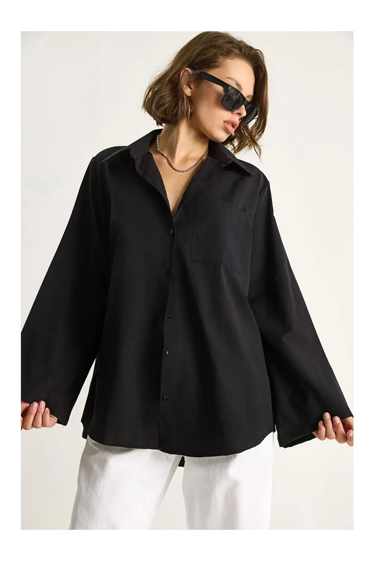 Kadın Siyah Oversize Geniş Kollu Tek Cepli Uzun Keten Gömlek
