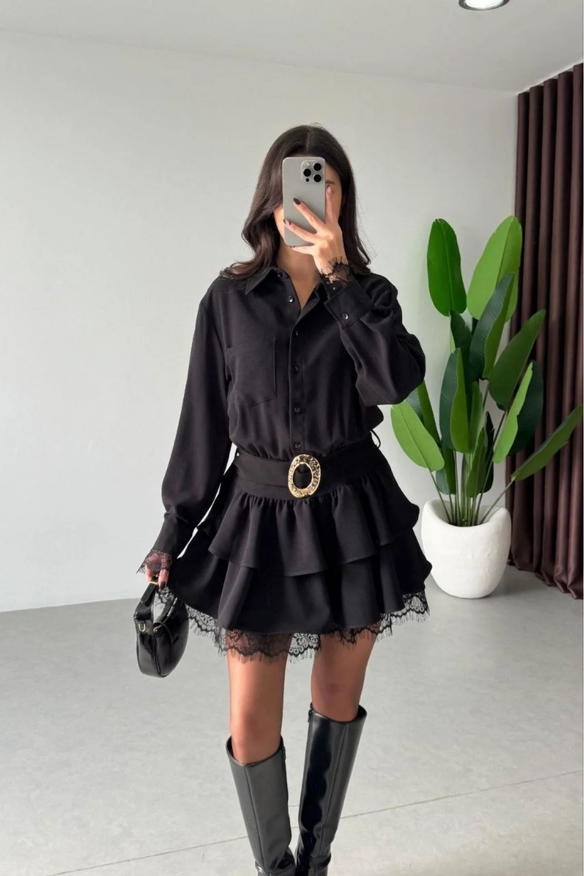 Kadın Siyah Dantel Detaylı Katlı Volanlı Kemerli Gömlek Yaka Kısa Elbise