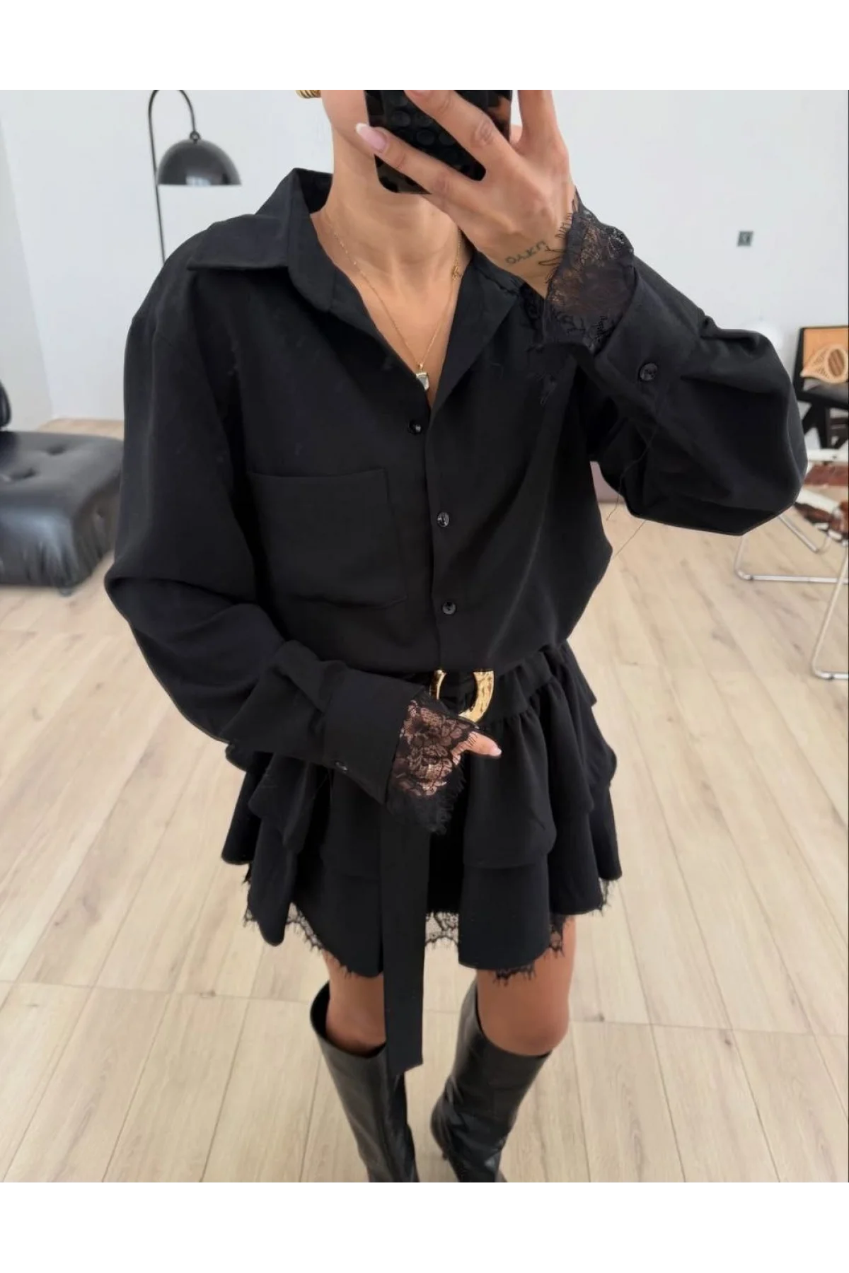 Kadın Siyah Dantel Detaylı Katlı Volanlı Kemerli Gömlek Yaka Kısa Elbise