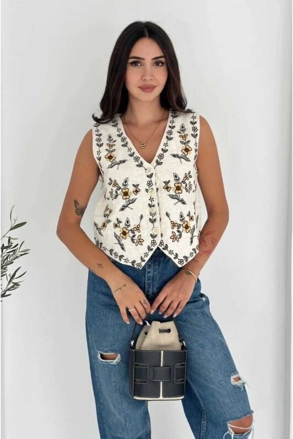 Kadın Krem Renkli Çiçek Nakış İşlemeli V Yaka Düğmeli Keten Yelek