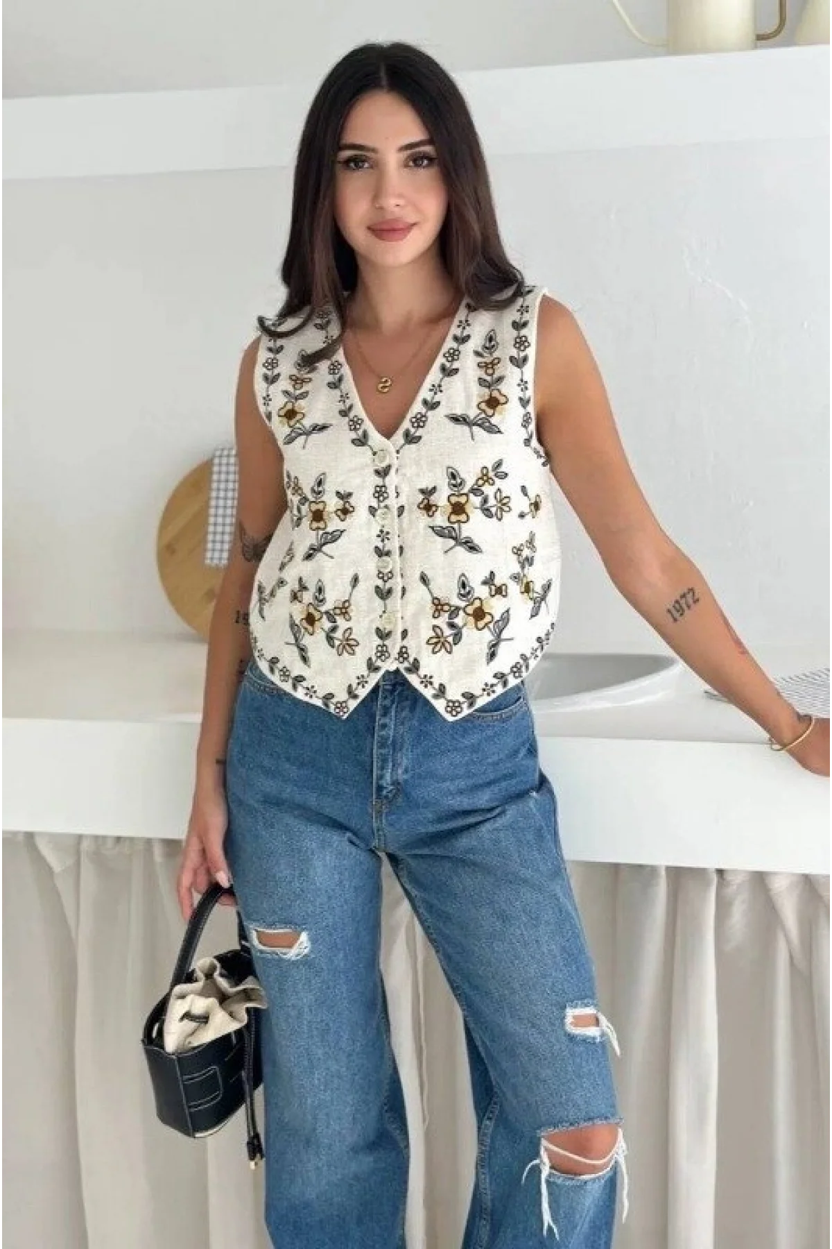 Kadın Krem Renkli Çiçek Nakış İşlemeli V Yaka Düğmeli Keten Yelek