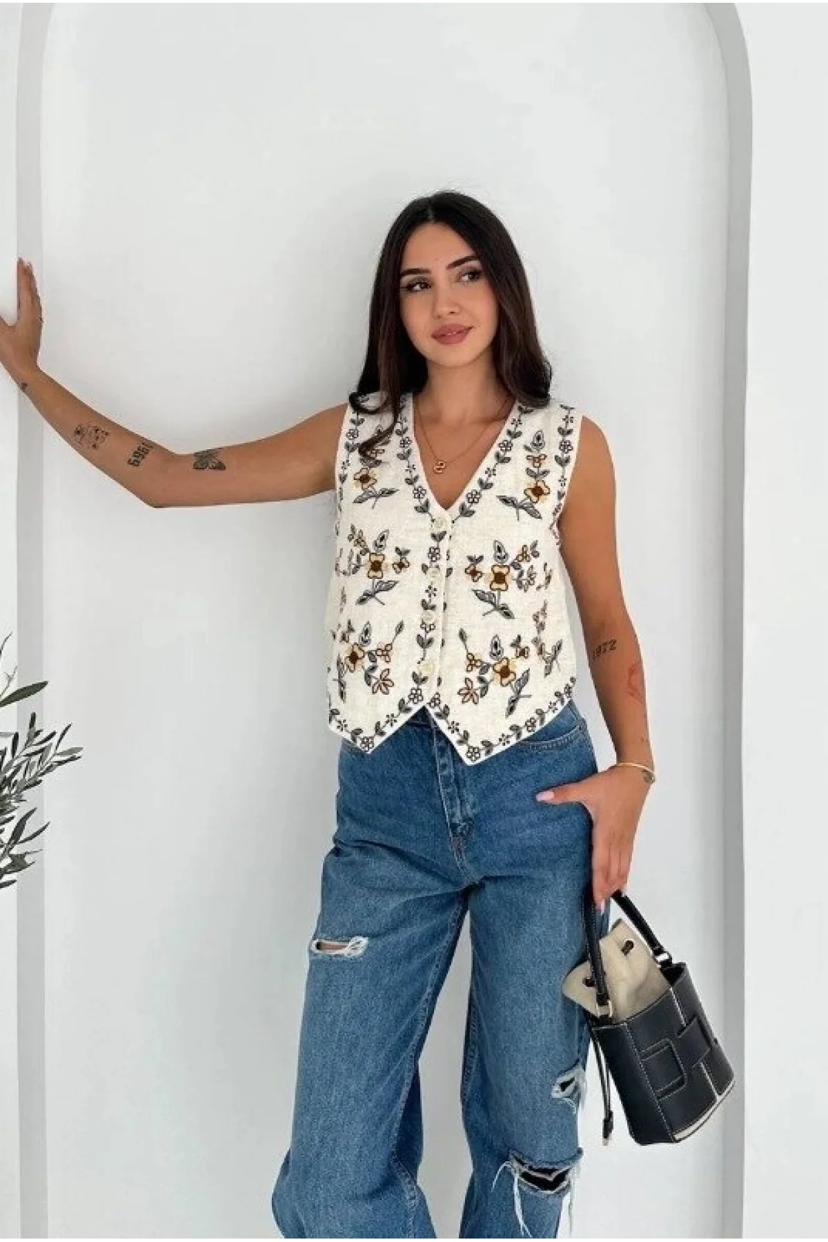 Kadın Krem Renkli Çiçek Nakış İşlemeli V Yaka Düğmeli Keten Yelek