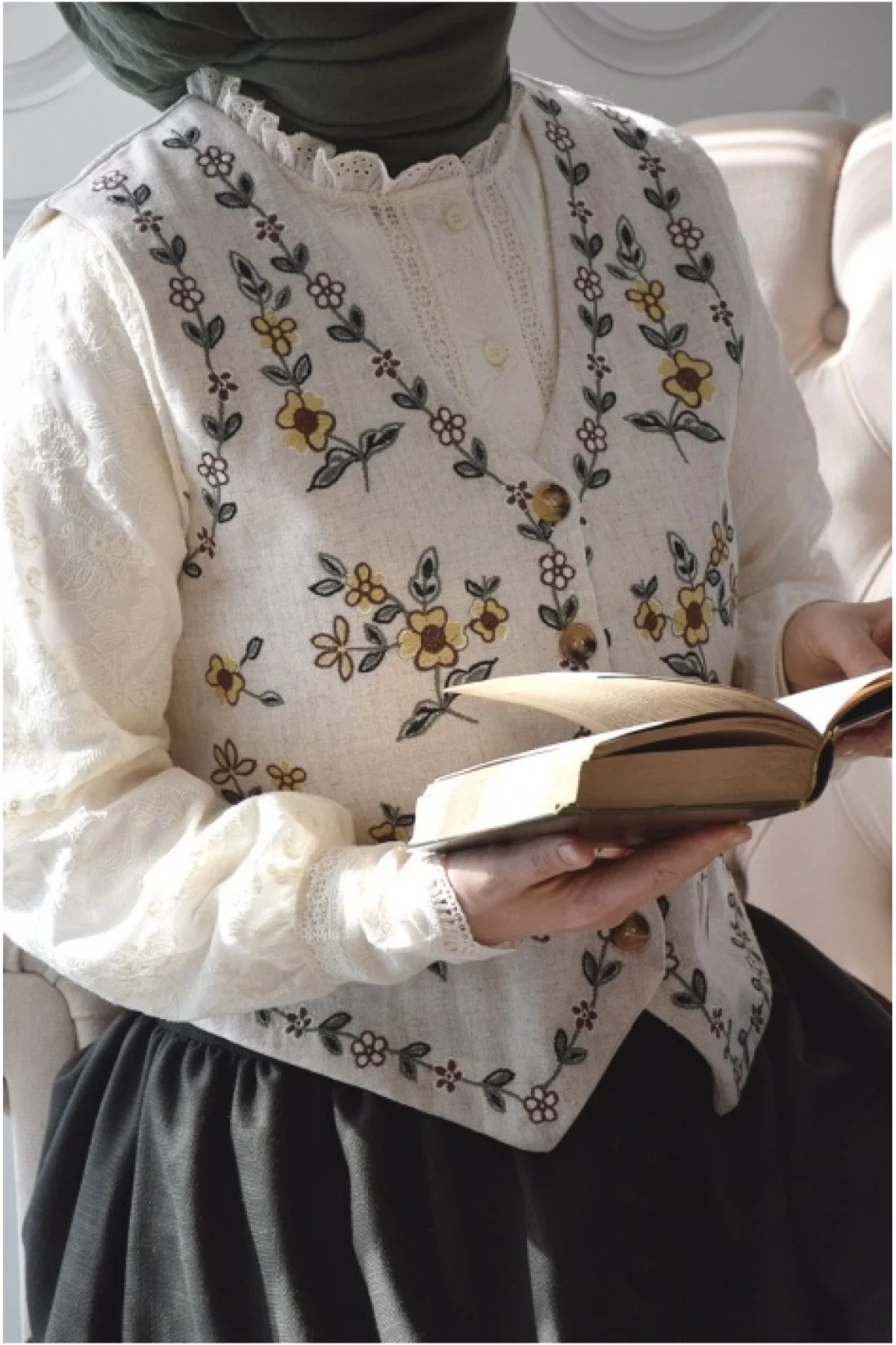 Kadın Krem Renkli Çiçek Nakış İşlemeli V Yaka Düğmeli Keten Yelek