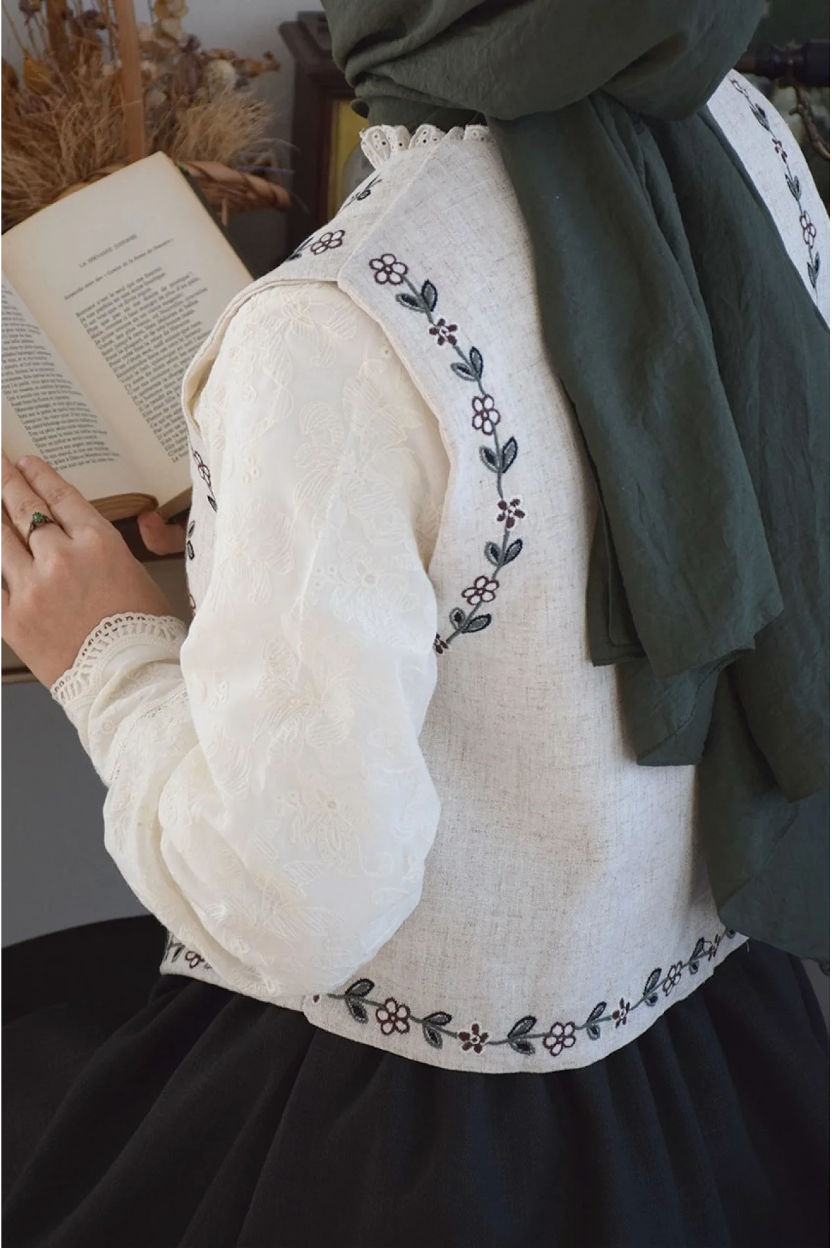 Kadın Krem Renkli Çiçek Nakış İşlemeli V Yaka Düğmeli Keten Yelek