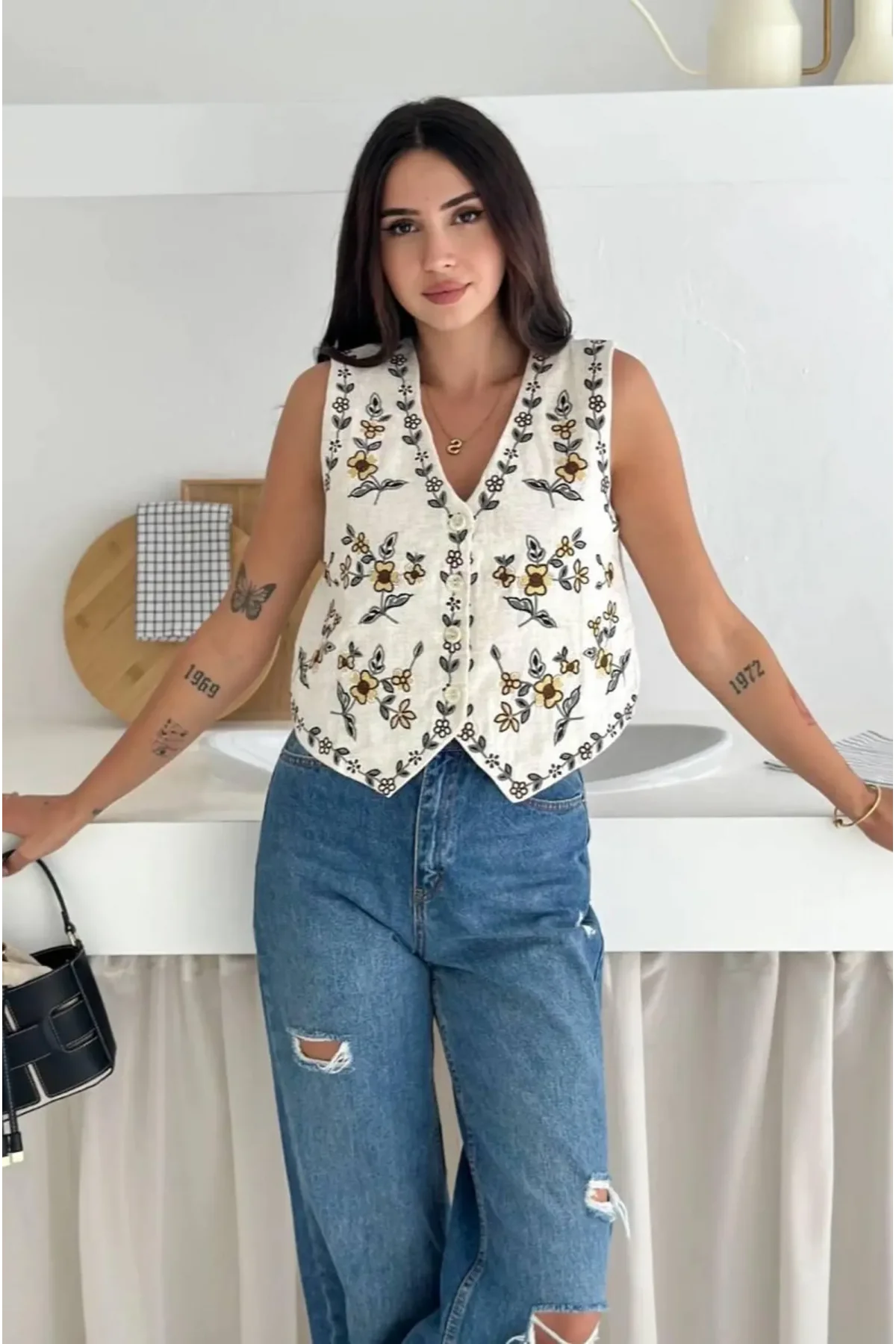 Kadın Krem Renkli Çiçek Nakış İşlemeli V Yaka Düğmeli Keten Yelek