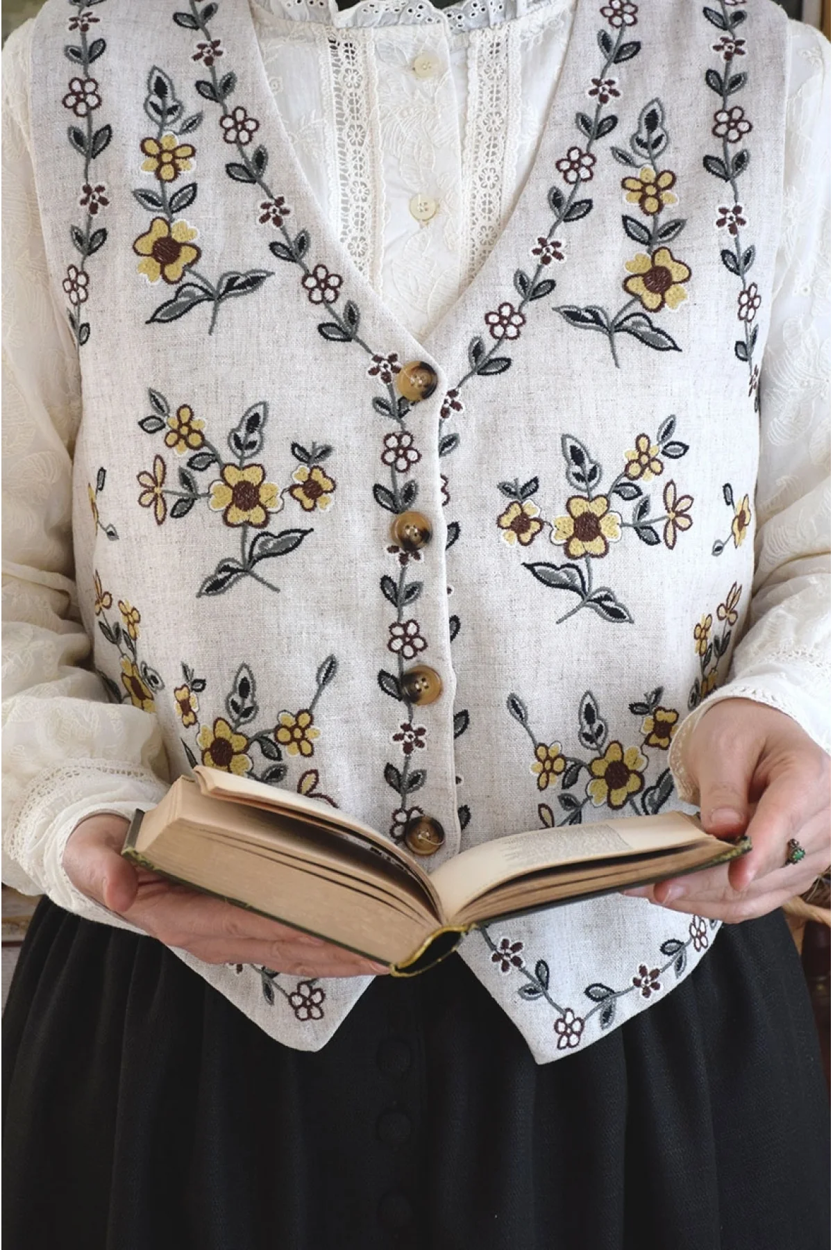 Kadın Krem Renkli Çiçek Nakış İşlemeli V Yaka Düğmeli Keten Yelek