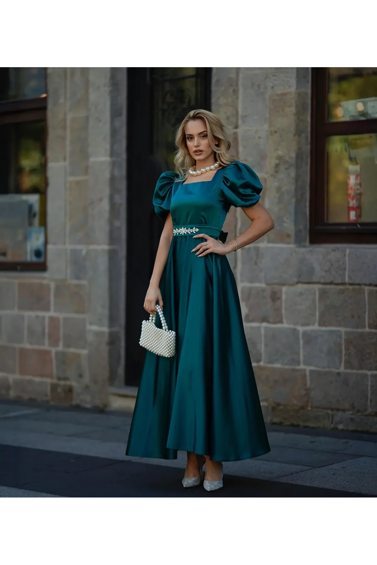 Kadın Zümrüt Yeşili Kare Yaka Karpuz Kol Taşlı Kemerli Uzun Saten Abiye Elbise