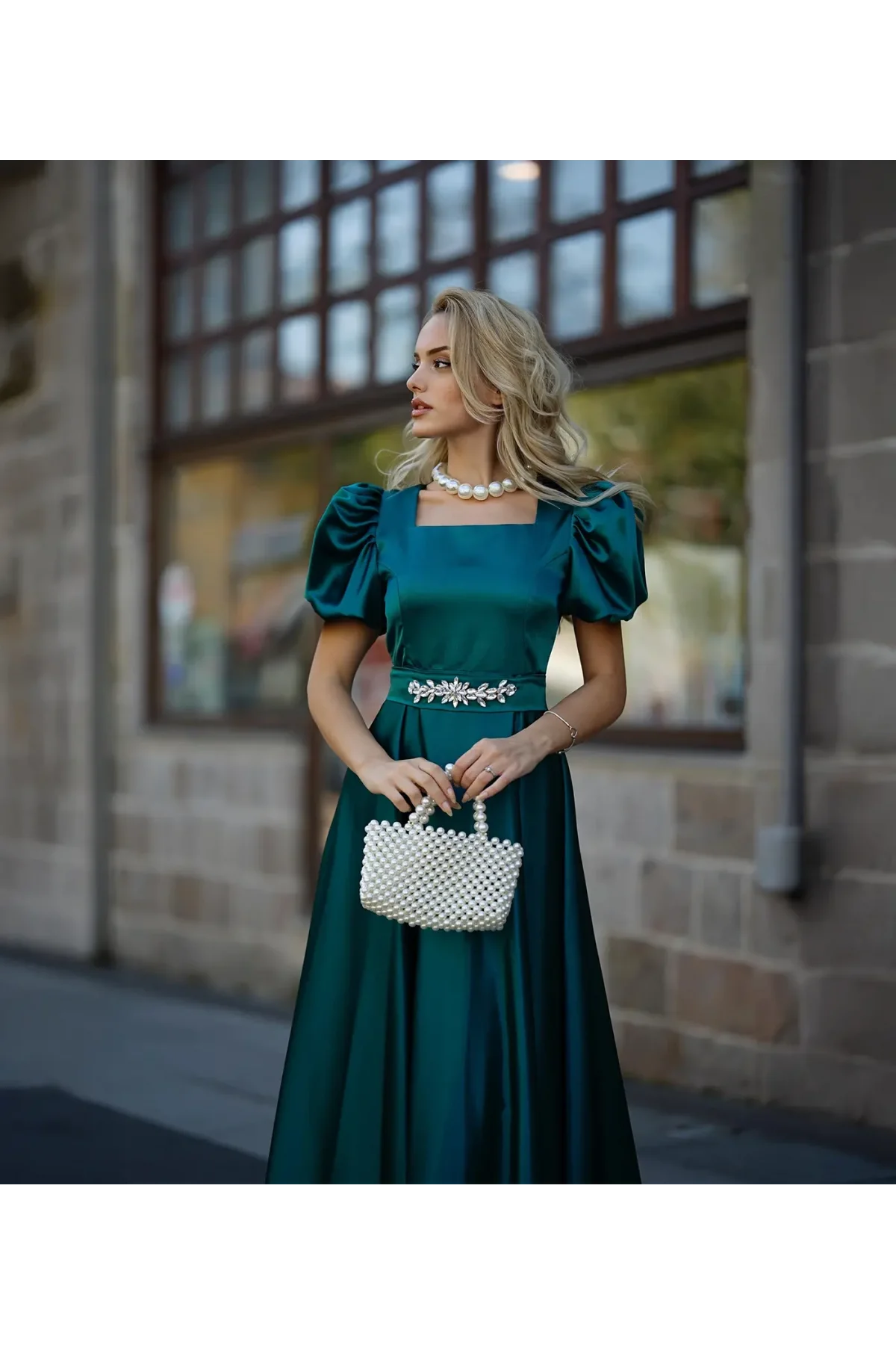 Kadın Zümrüt Yeşili Kare Yaka Karpuz Kol Taşlı Kemerli Uzun Saten Abiye Elbise