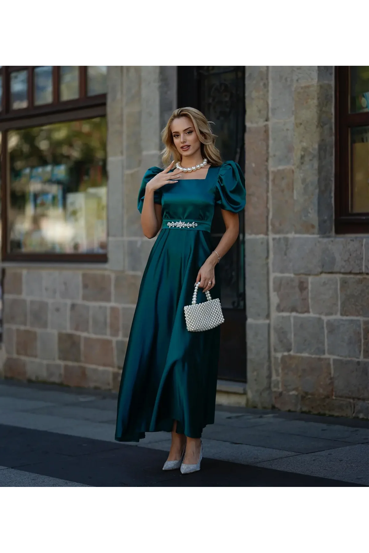 Kadın Zümrüt Yeşili Kare Yaka Karpuz Kol Taşlı Kemerli Uzun Saten Abiye Elbise