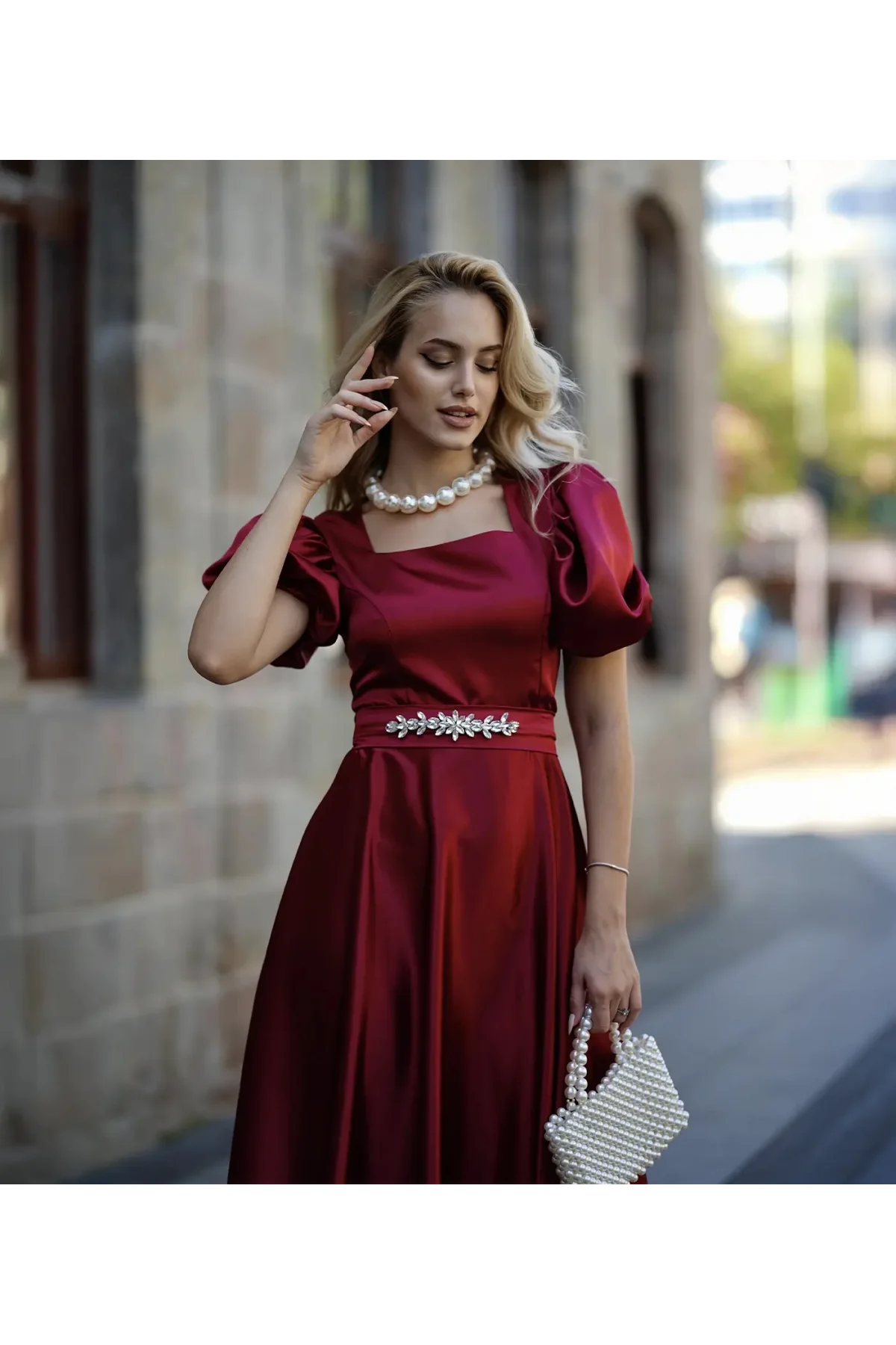 Kadın Bordo Kare Yaka Karpuz Kol Taşlı Kemerli Uzun Saten Abiye Elbise