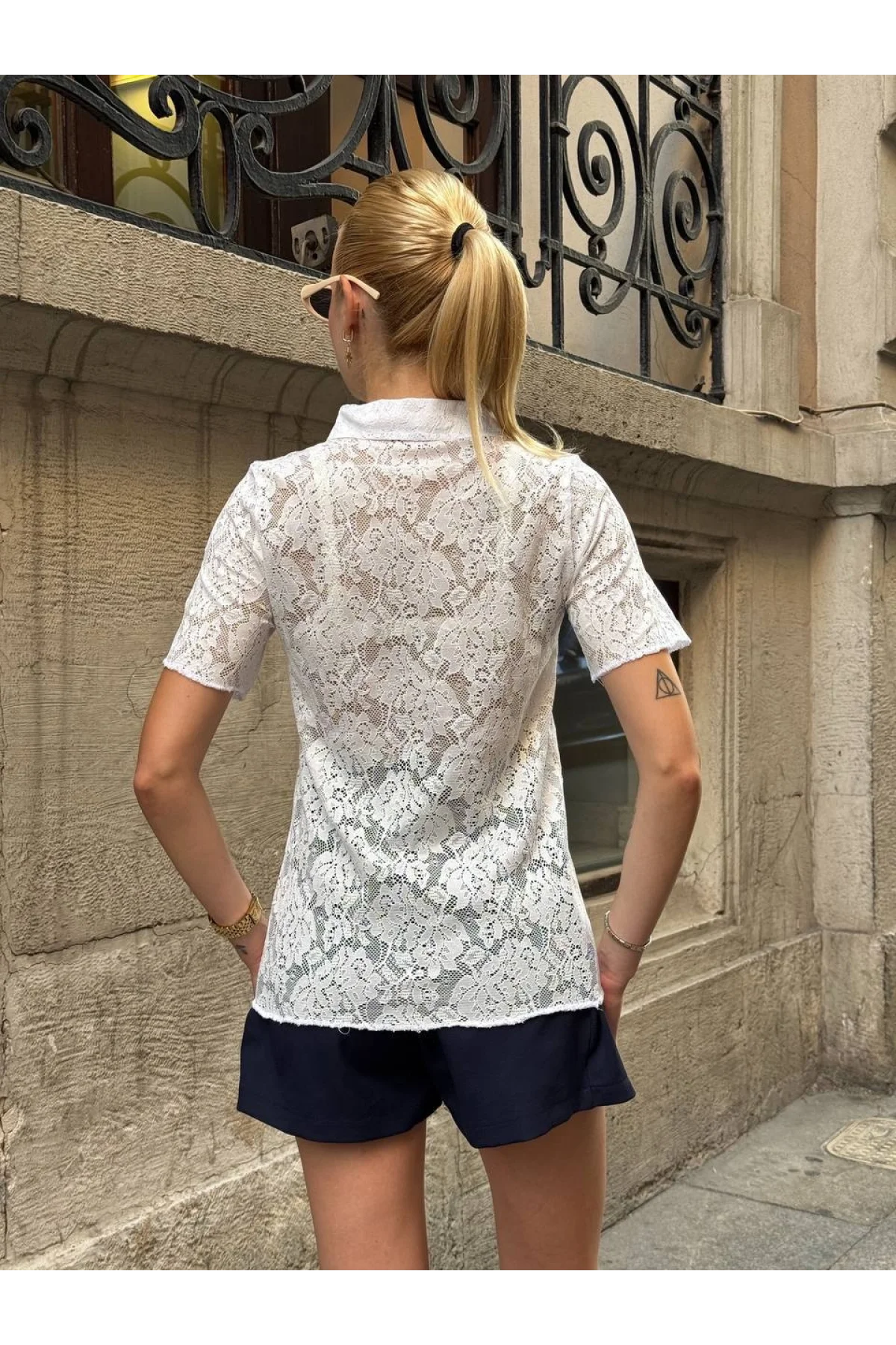 Kadın Beyaz Transparan Dantel Polo Yaka Kısa Kollu Bluz