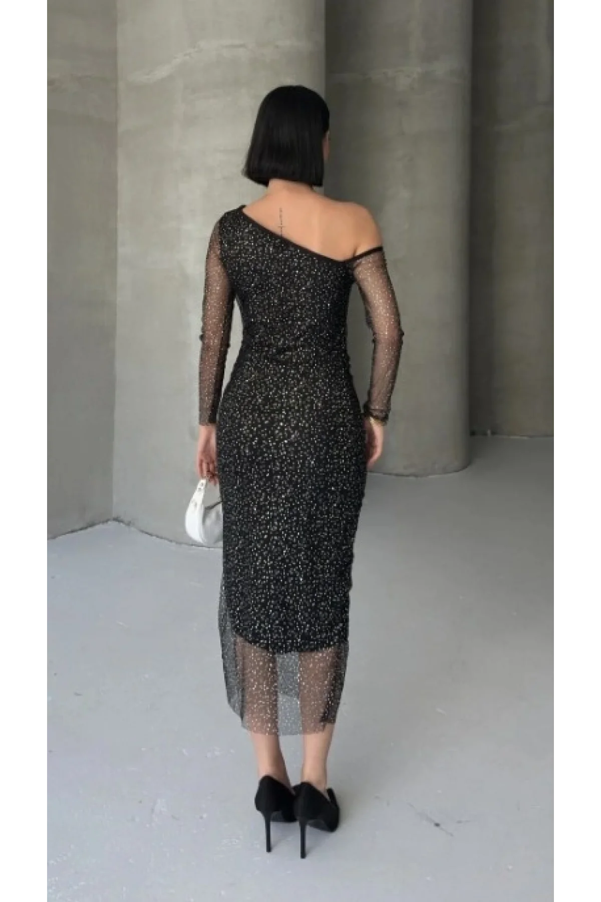 Kadın Gri Simli Tül Detaylı Asimetrik Tek Omuz Uzun Kollu Midi Boy Abiye Elbise