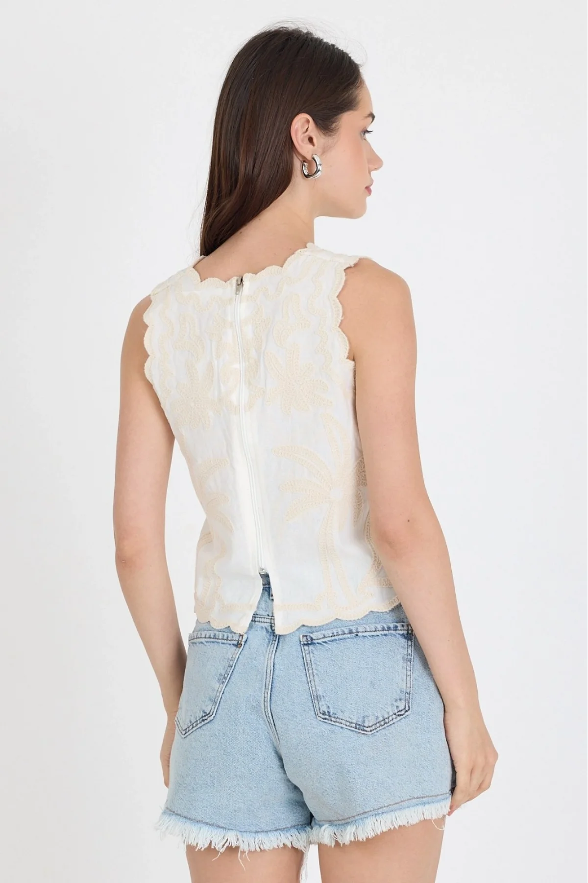 Kadın Ekru Nakışlı Lazer Kesim Fisto Kenarlı Kolsuz Pinterest Keten Bluz